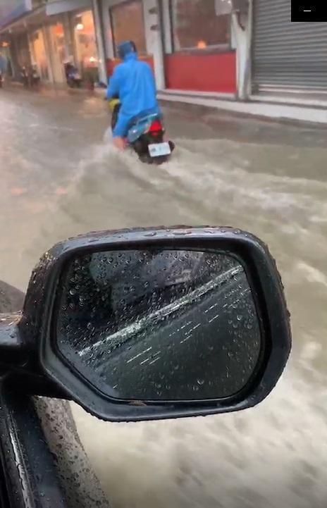 高雄鳳山區青年二路也淹水,不少機車被泡在水中。(翻攝畫面)