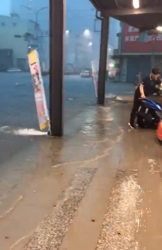 高雄市建工路段淹水,水滿上路旁走道。(翻攝畫面)