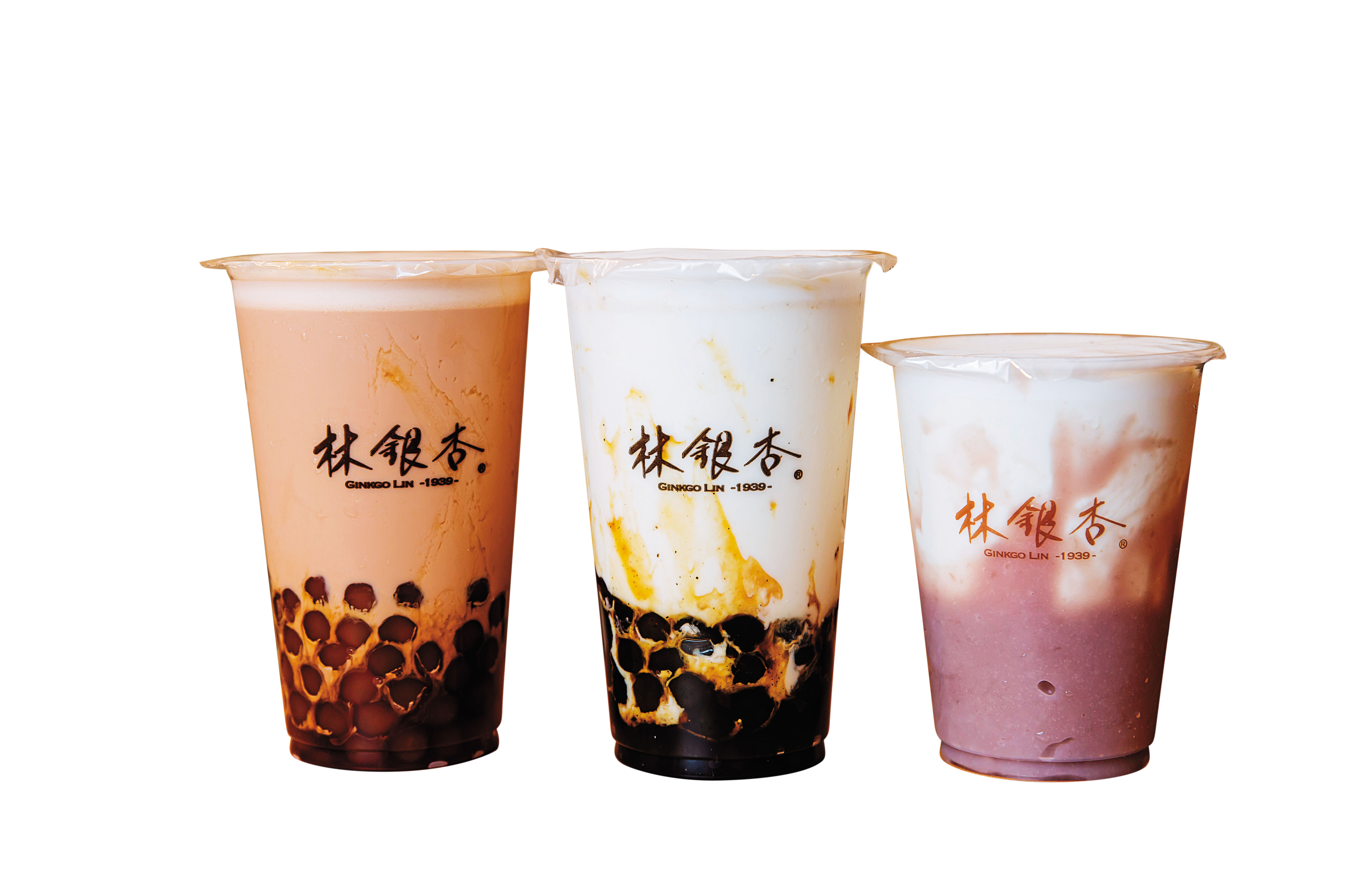 九份店獨賣的杏仁茶手搖杯頗受歡迎，珍珠琥珀杏茶90元/杯；珍麻杏福飲90元/杯；芋見杏福80元/杯（由左至右）。