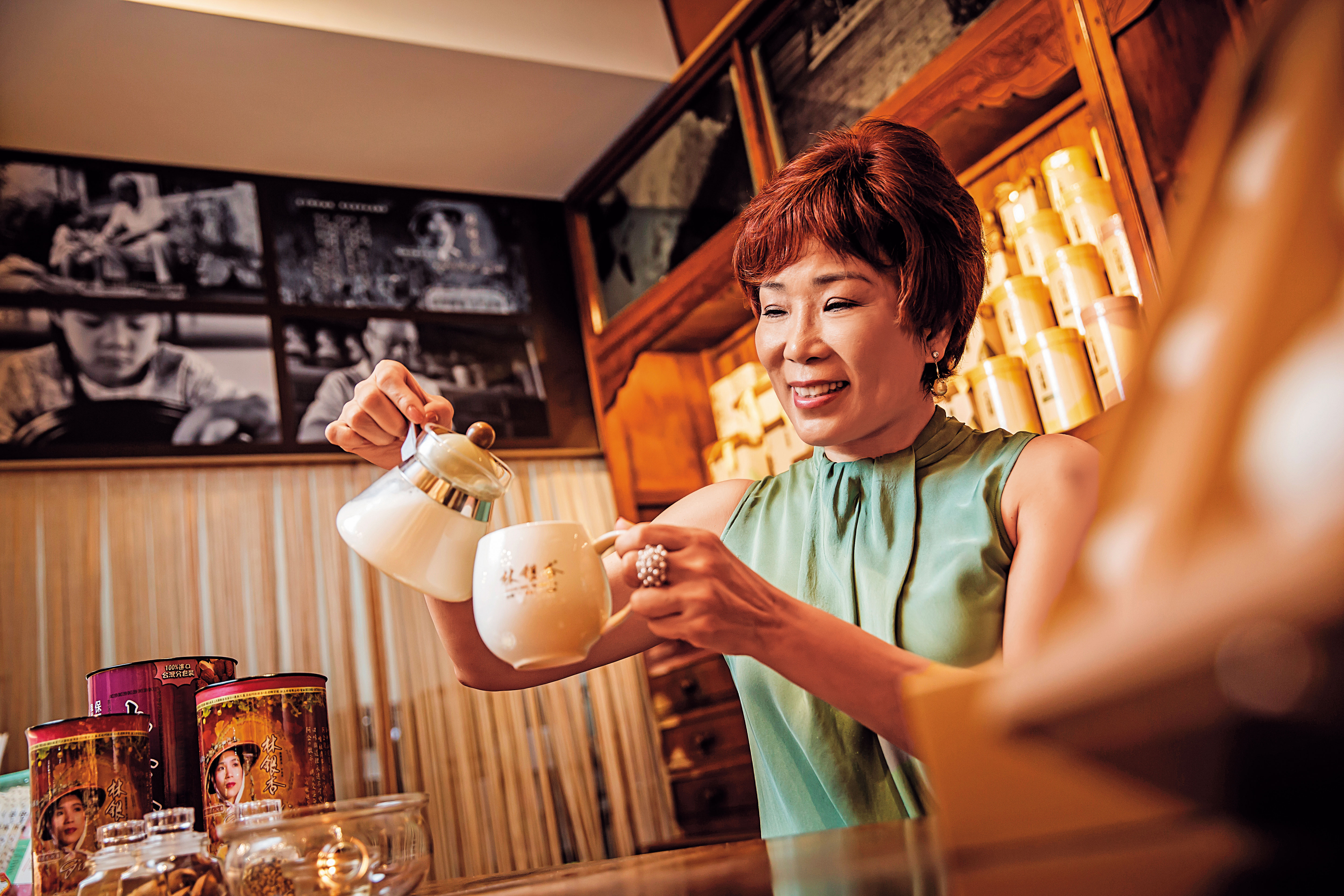 從未打過廣告，林銀杏靠著好口碑，把阿公的杏仁粉一路從菜市場推向百貨公司，有杏仁粉界的香奈兒之稱。