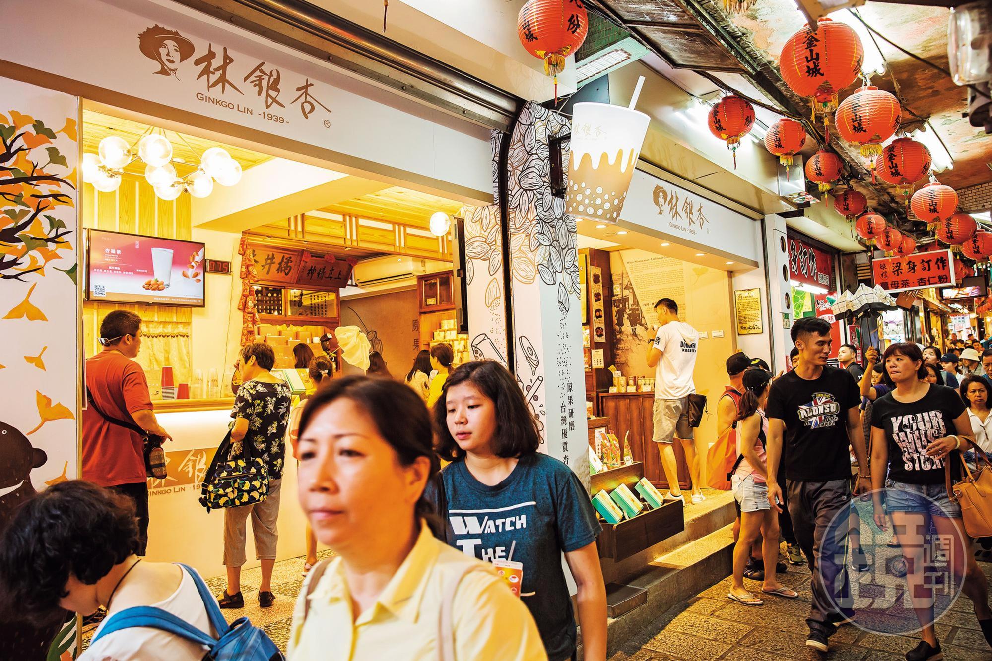 九份老街的林銀杏旗艦店,吸引不少觀光客上門。