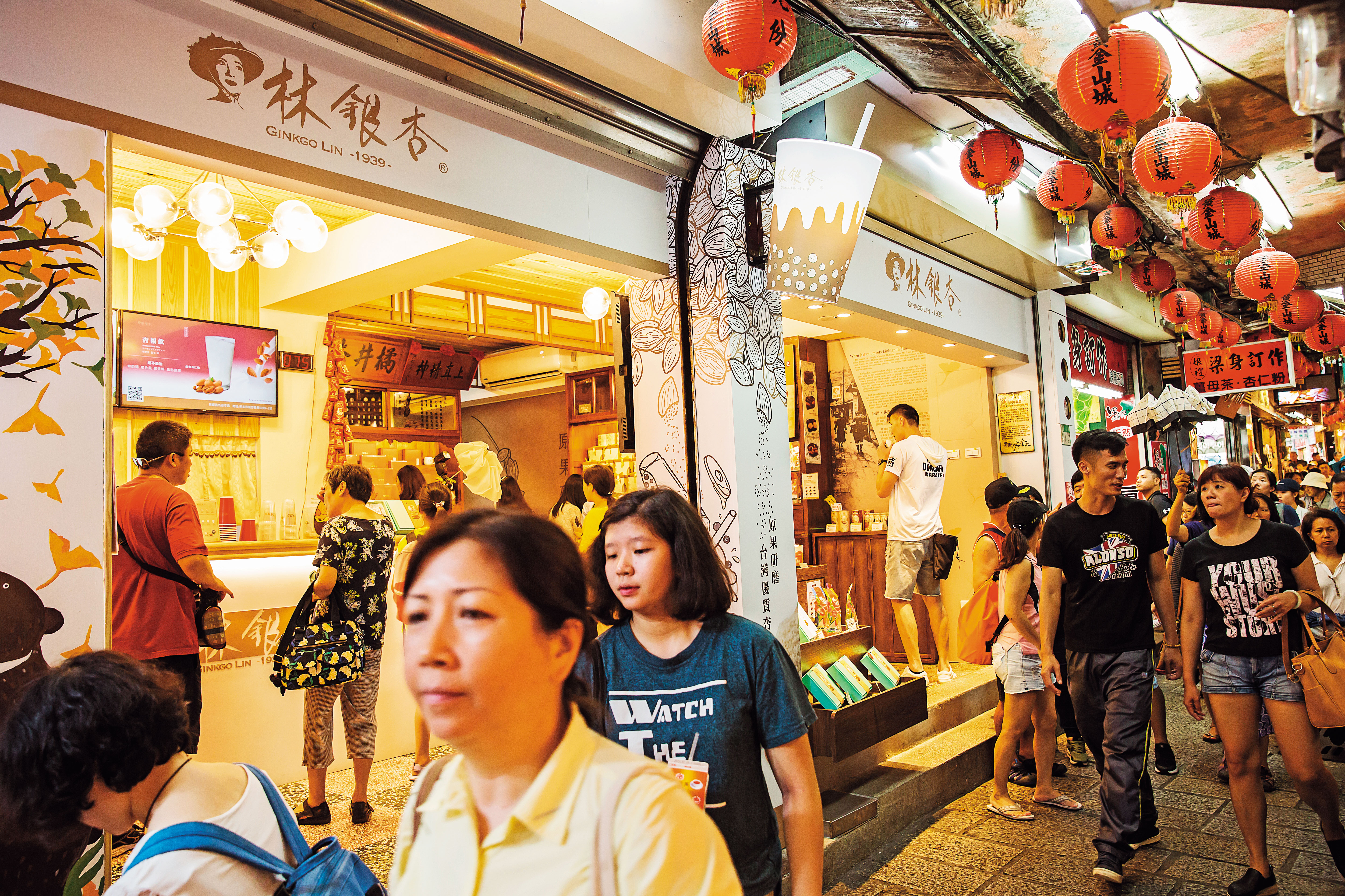 九份老街的林銀杏旗艦店，吸引不少觀光客上門。