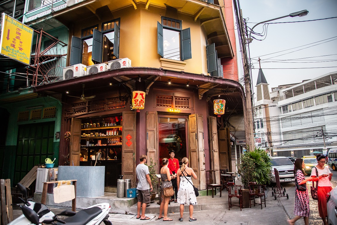 在中國城裡的「Ba hao 八號」，舊建築有一種老式中藥行的氣氛。