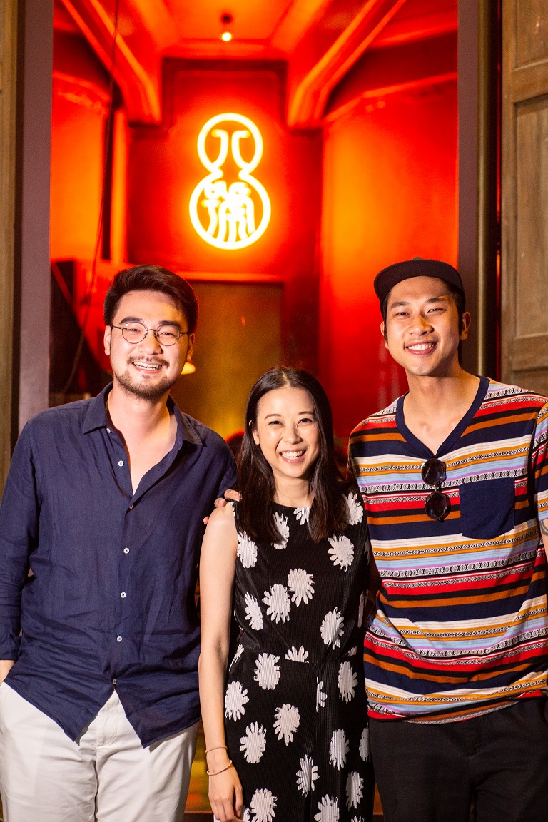店主Top、Bua和Note，與另外三名夥伴一起開了這間酒吧。