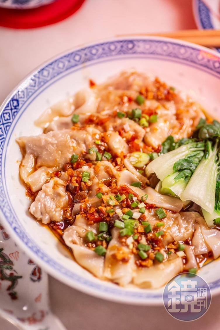 「鴨餛飩」口感較軟，餡料薄扁，有淡淡肉香。（248泰銖／份，約NT$257）