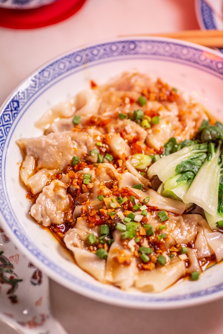「鴨餛飩」口感較軟，餡料薄扁，有淡淡肉香。（248泰銖／份，約NT$257）