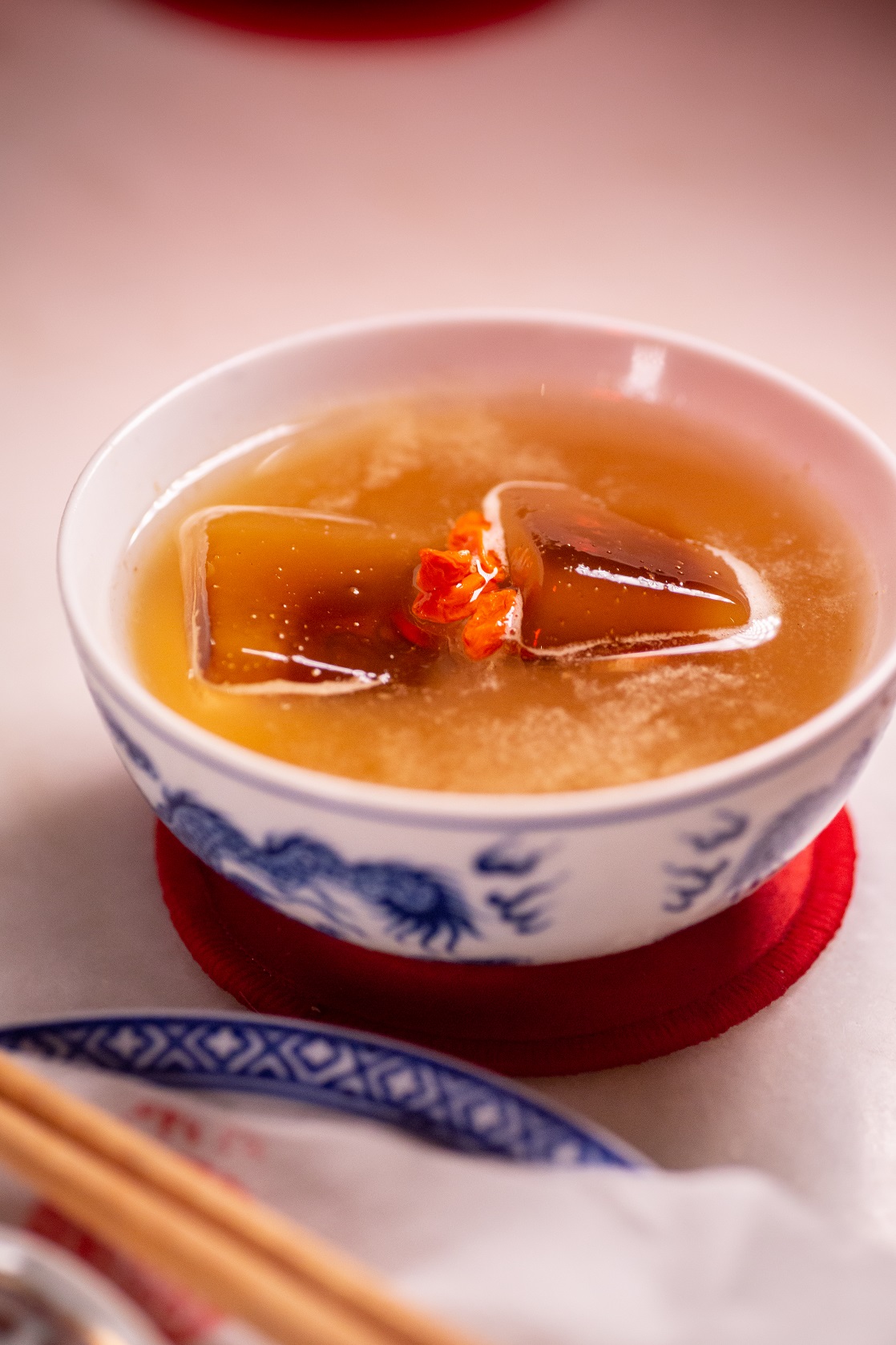 其妙的中藥味竟是調酒，又能冰飲，很顛覆一般人味覺的「五條河流」。（228泰銖／杯，約NT$237）