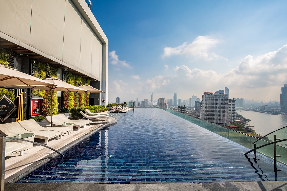 26層樓高的無邊際泳池，水面猶如從昭批耶河延伸進空中，視覺感非常舒心。