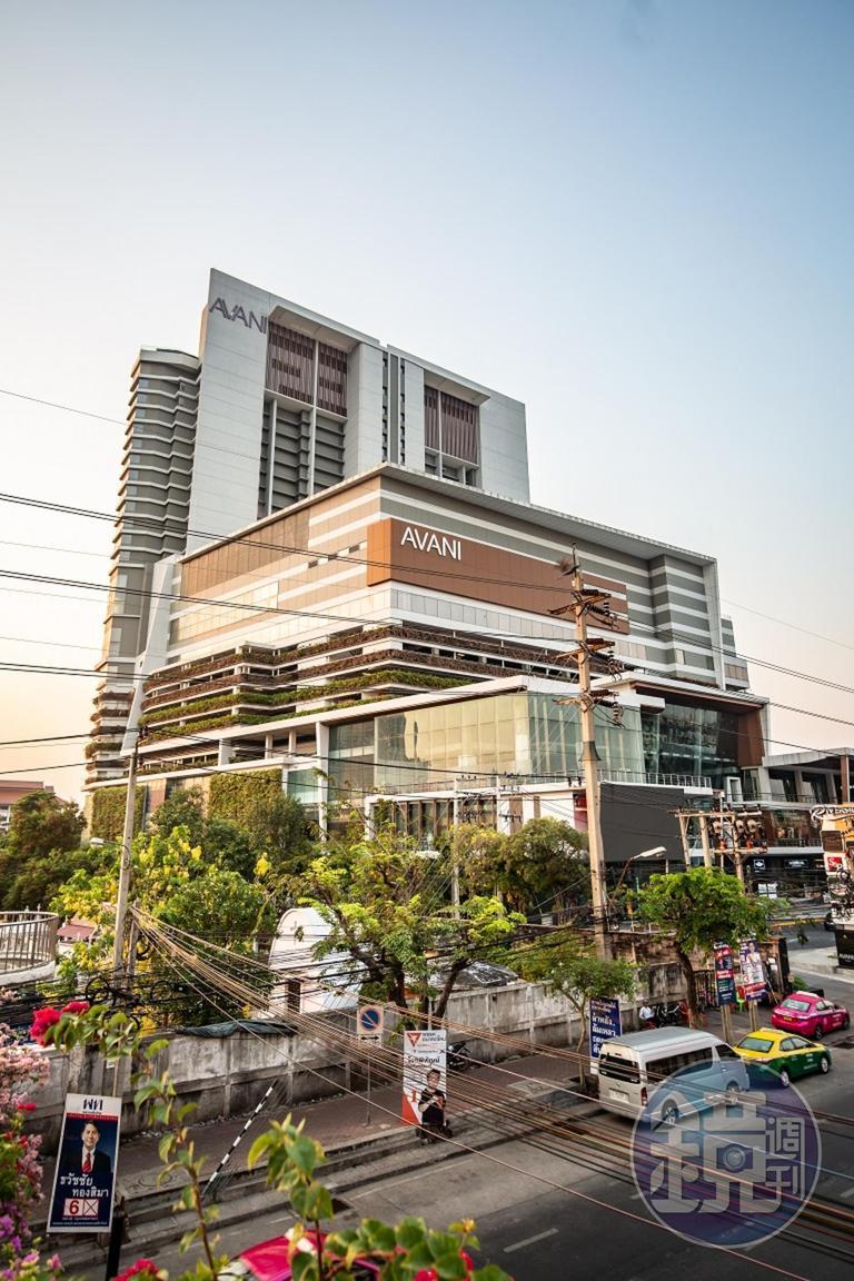 飯店位置雖不在市區，旁邊也有特地為了飯店旅客打造的小型商場。