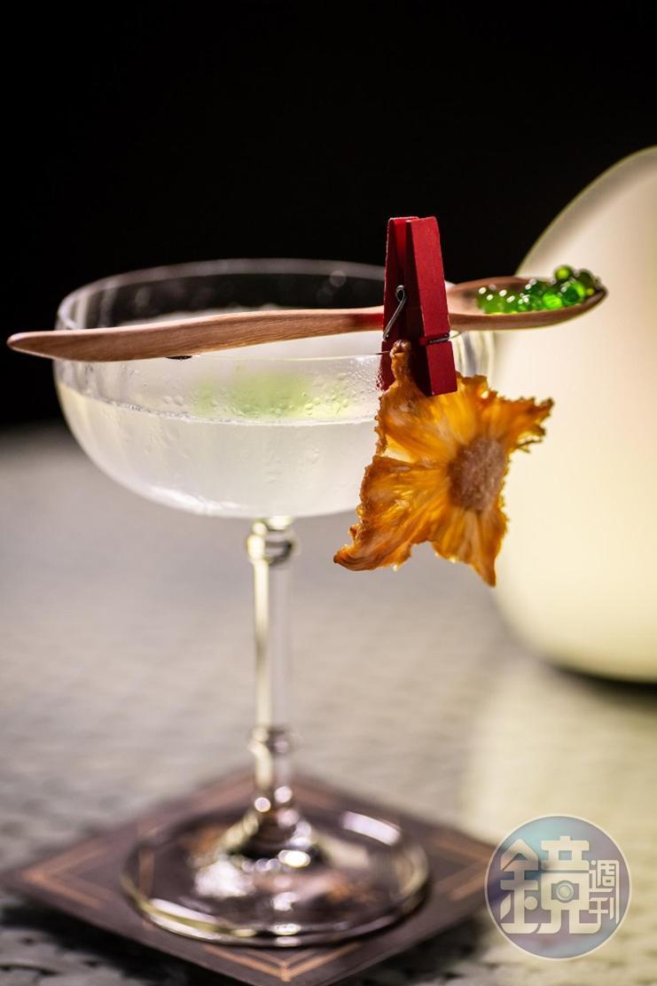 調酒「 AGUA DE COCO」，以椰子水與香蘭酒為基底，湯匙上是香蘭口味的魚子醬，非常特別。（450泰銖／杯，約NT$468）