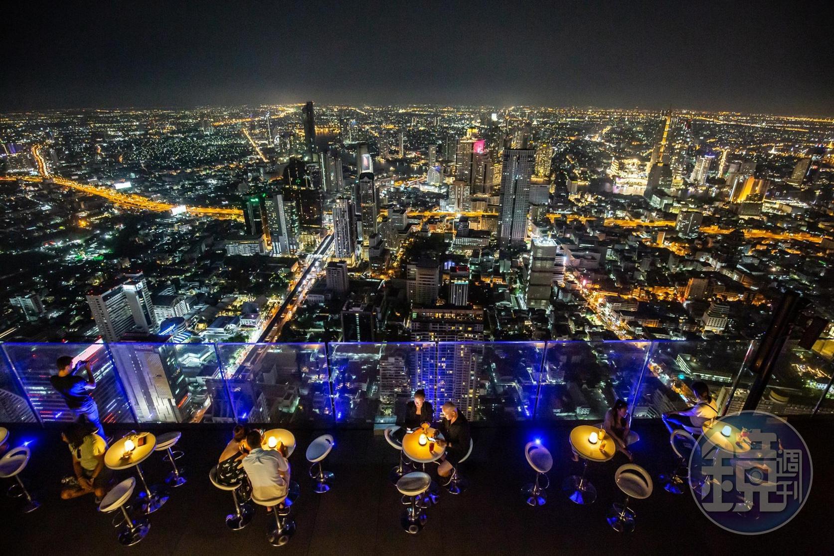 坐在高樓之上,可以一邊看夜景,一邊悠閒享受飲品。