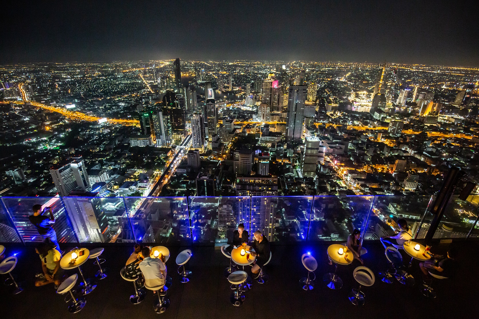 坐在高樓之上，可以一邊看夜景，一邊悠閒享受飲品。