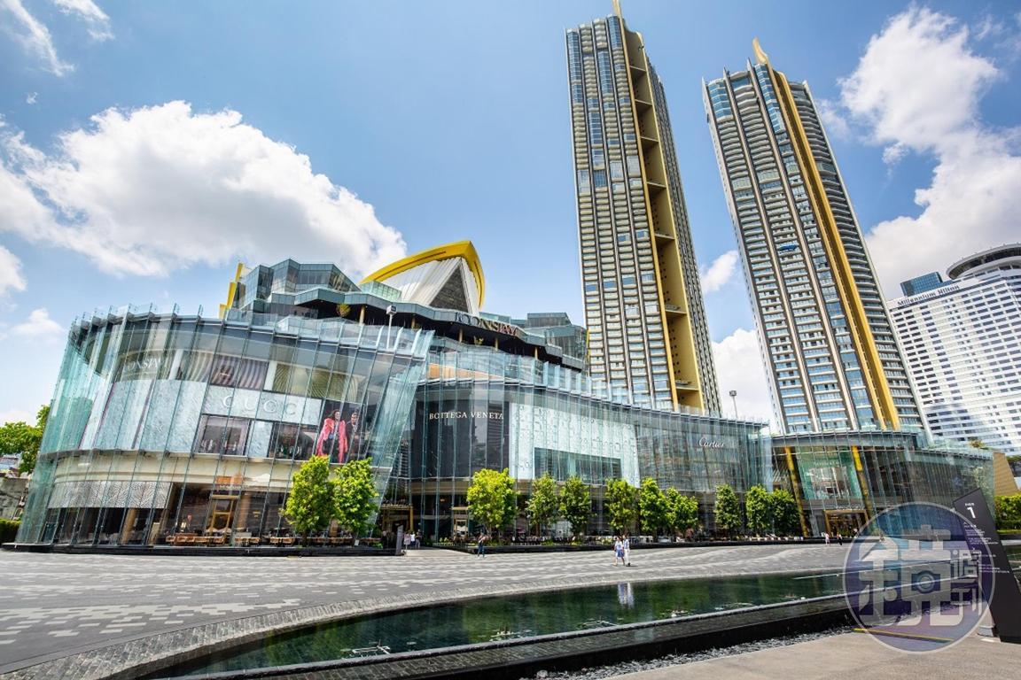 以船為設計理念的「ICONSIAM」，蒐集泰國各種小吃及日本品牌，受到許多泰國人喜愛。