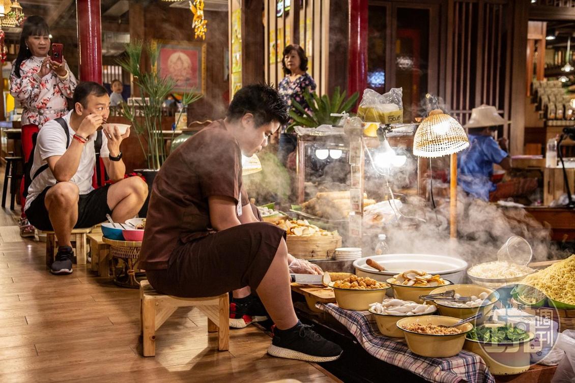 各家小吃鋪就在船上煮食，也有販售麵食，與傳統水上相同。