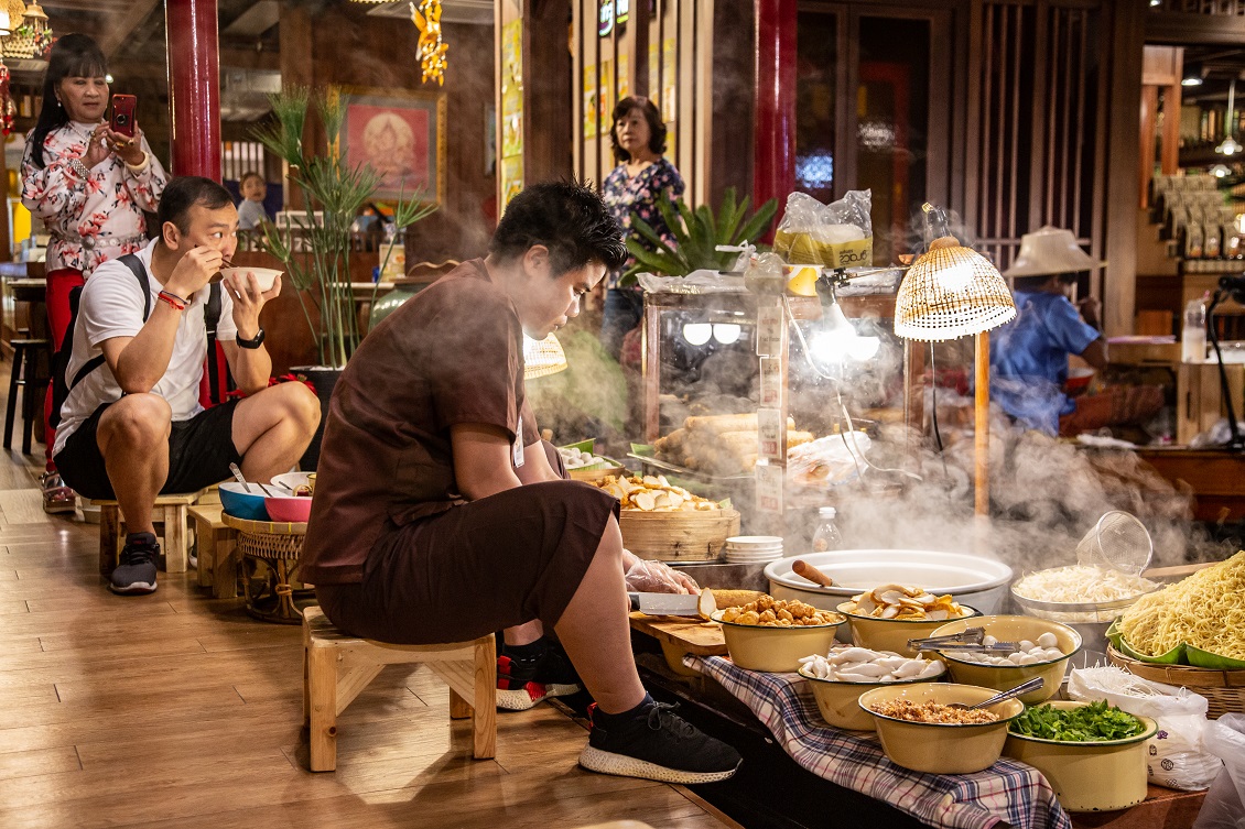 各家小吃鋪就在船上煮食，也有販售麵食，與傳統水上相同。