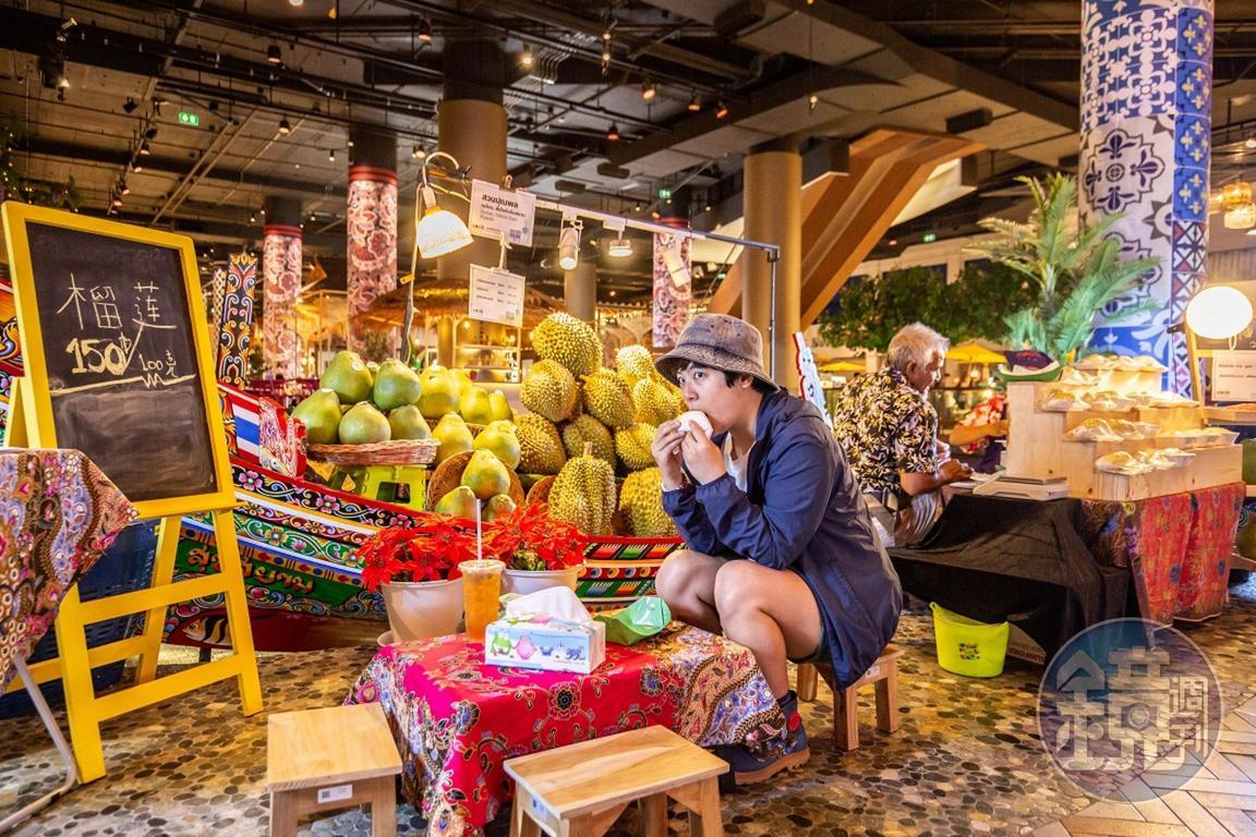 販售榴槤的船，旅客可以坐在板凳上品嘗榴槤。（150泰銖／100公克，約NT$156）