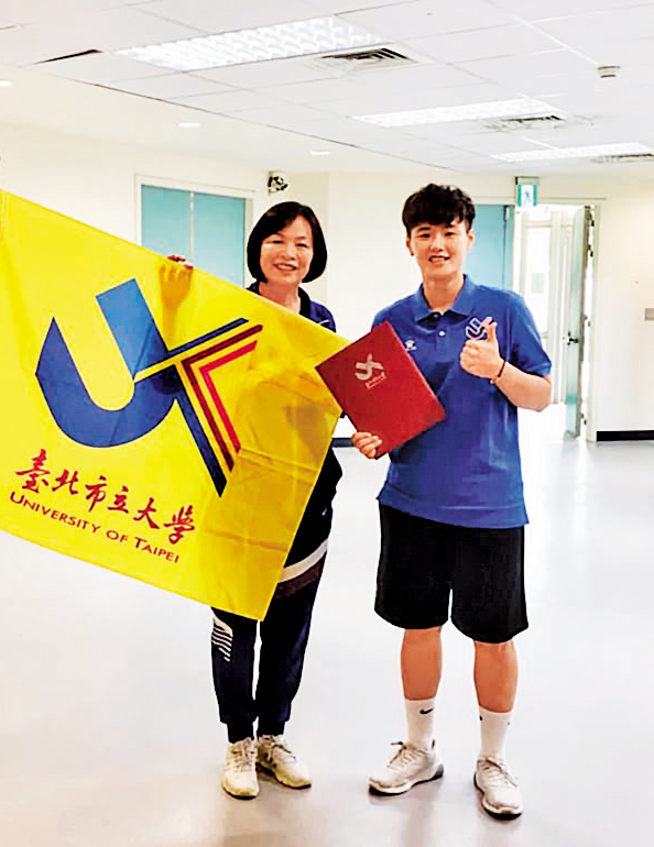 跨足體界、政壇、學界的戴遐齡（左），擁有豐沛人脈，現爆出她有意角逐下屆大專體總會長。（翻攝戴遐齡臉書）