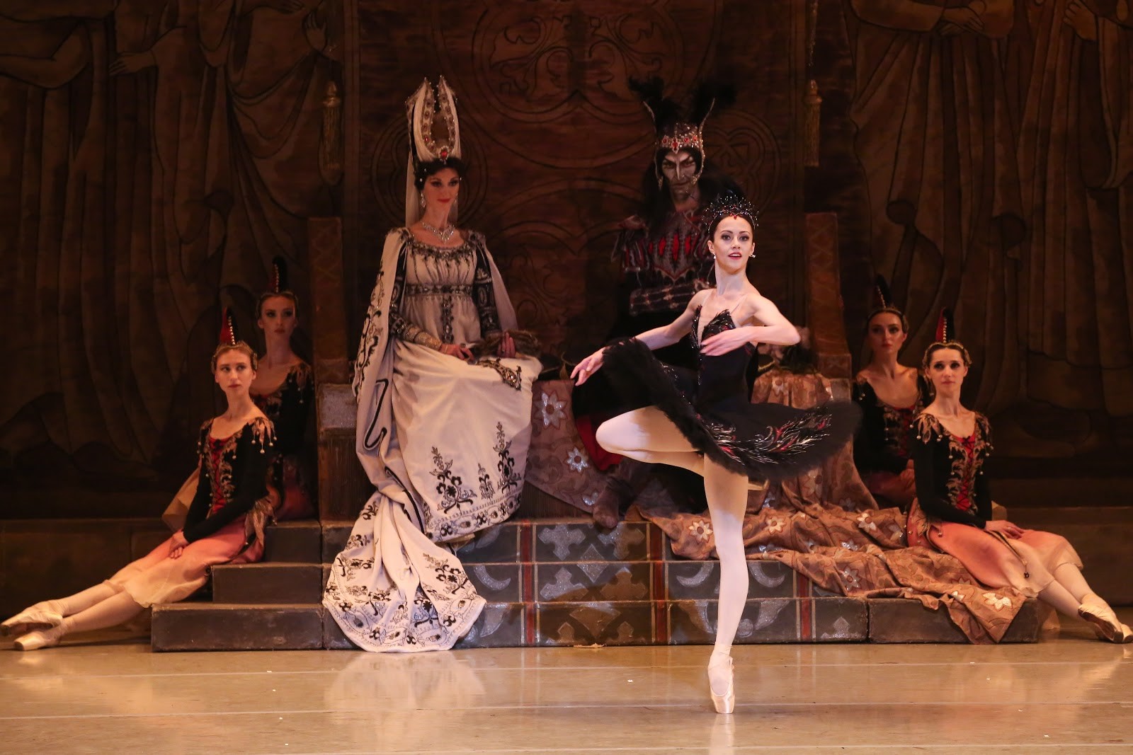 巴托耶娃完成經典的32揮鞭轉，激起全場觀眾如雷掌聲。