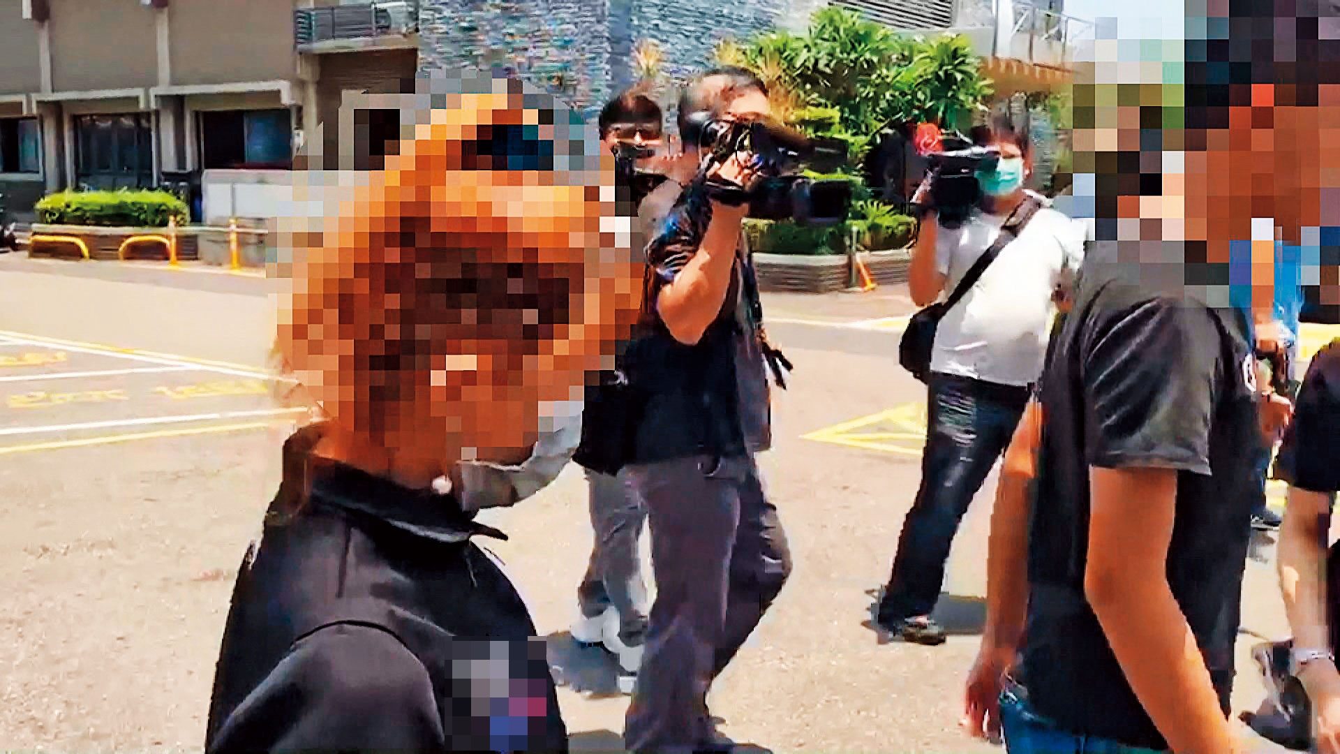 小珍母親(左)在檢警驗屍時現身台中殯儀館。(東森新聞提供)