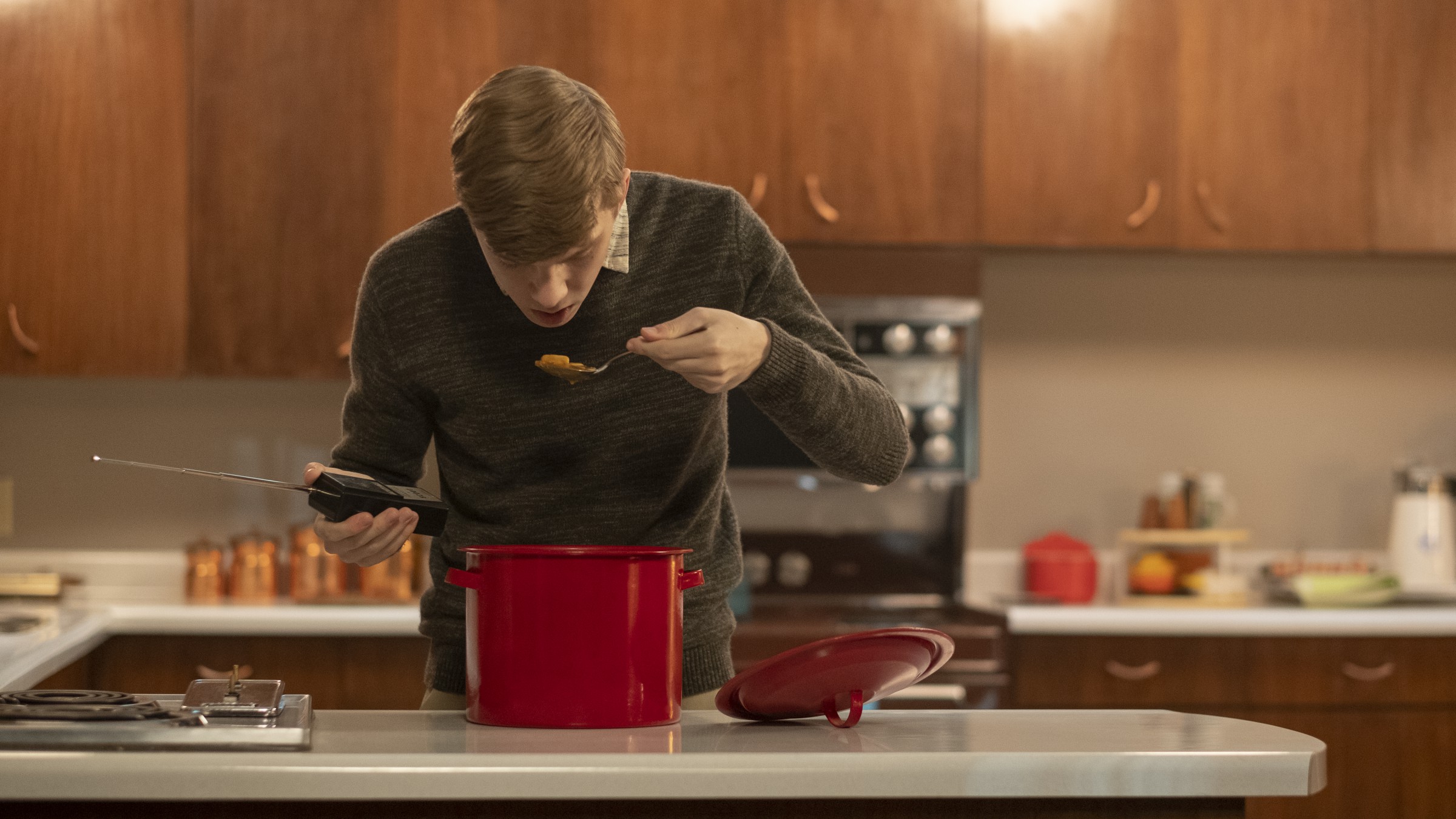 主演之一的蓋布爾羅許因要吃這鍋用塑膠做成的道具「塑化劑燉菜」差點嘴巴撕裂傷。（甲上提供）