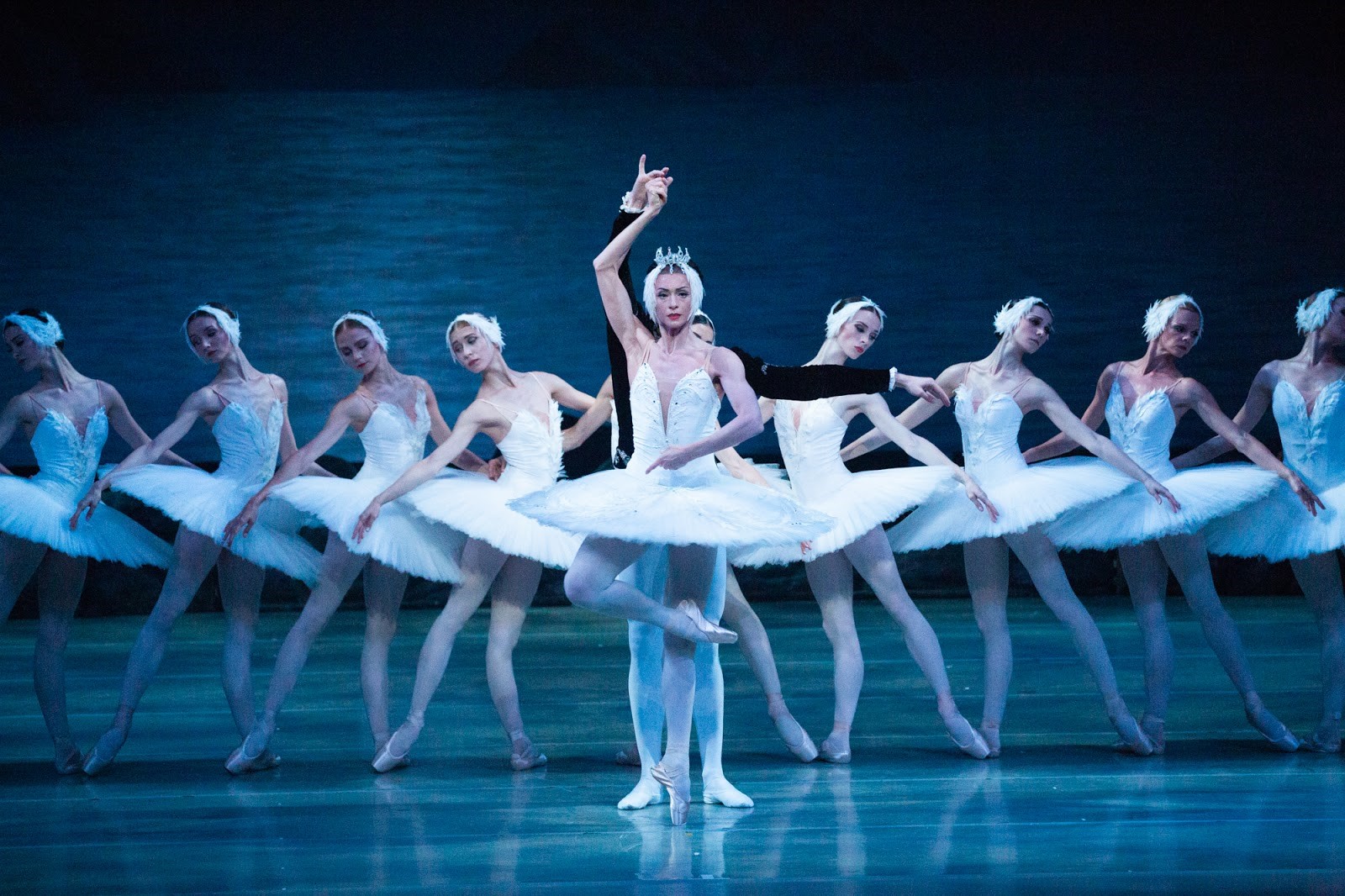 馬林斯基當家花旦康多洛娃所詮釋的《天鵝湖》被視為經典版本。