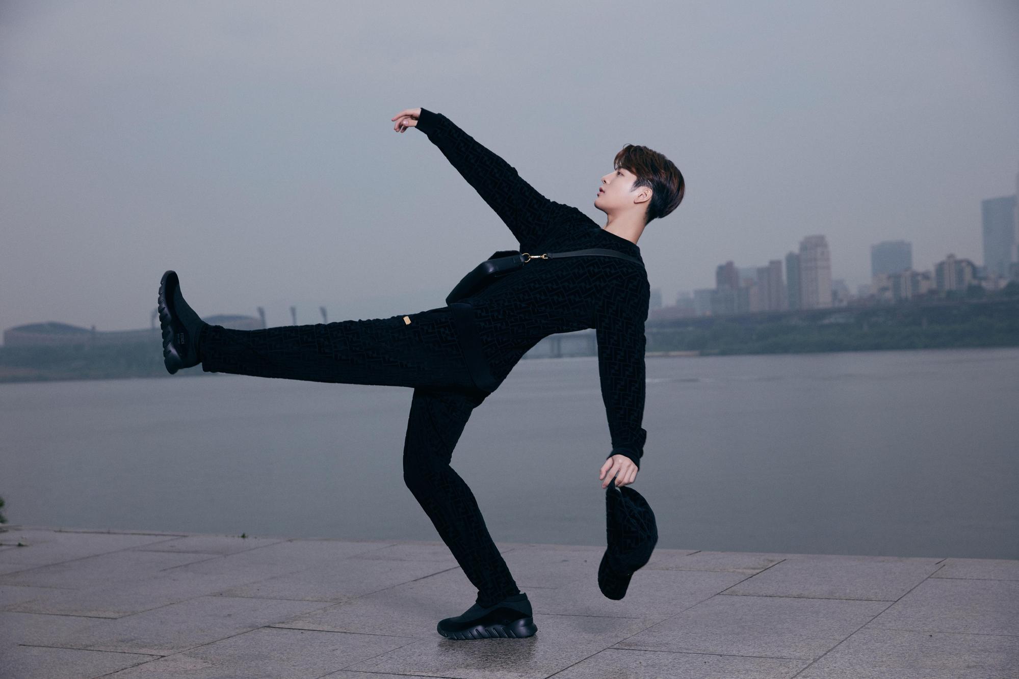 充滿自信的王嘉爾，笑著透露自己就是就是FENDIMAN。（FENDI提供）