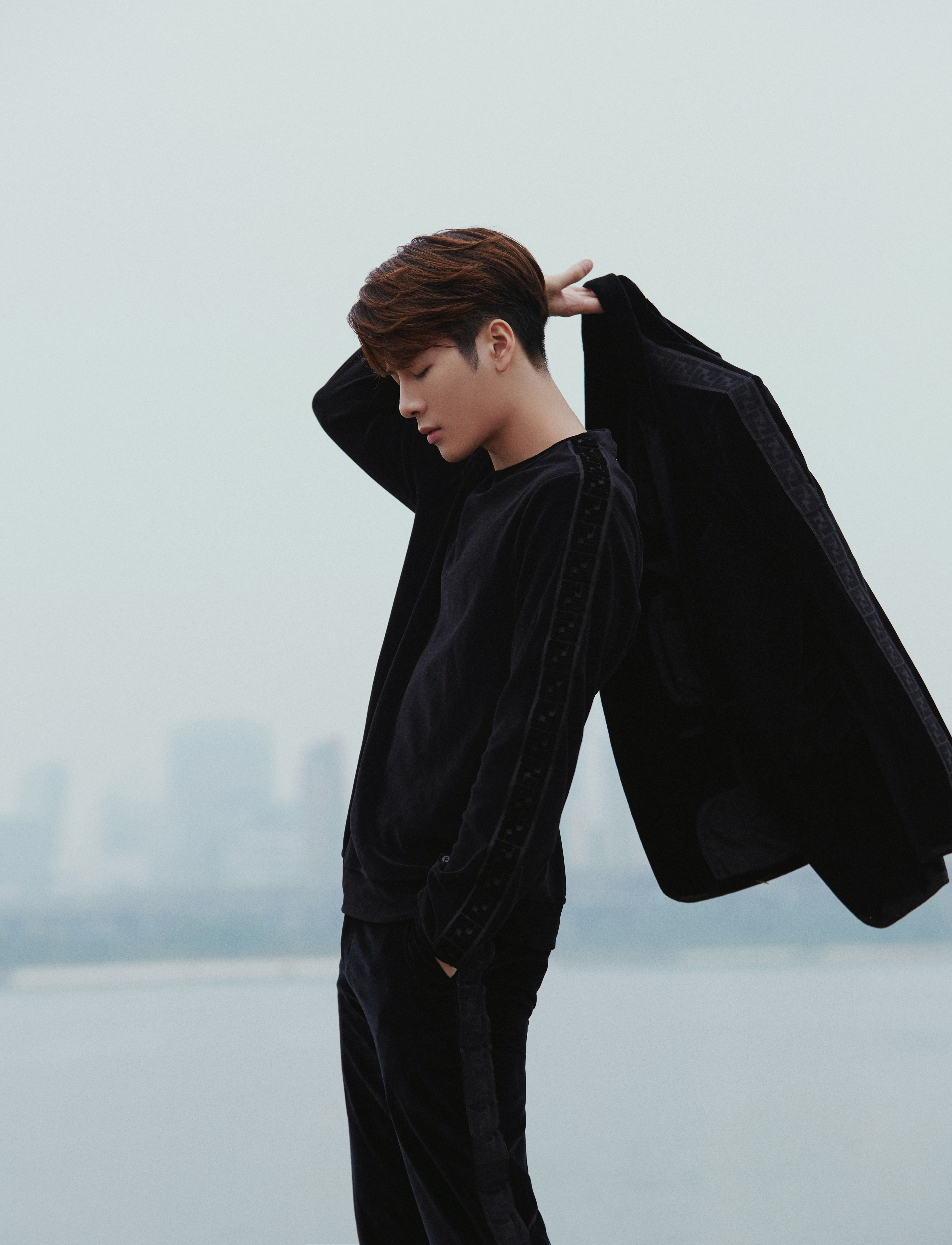 王嘉爾設計的FENDI x Jackson Wang聯名系列，以全黑、全絲絨為主打特點。（FENDI提供）