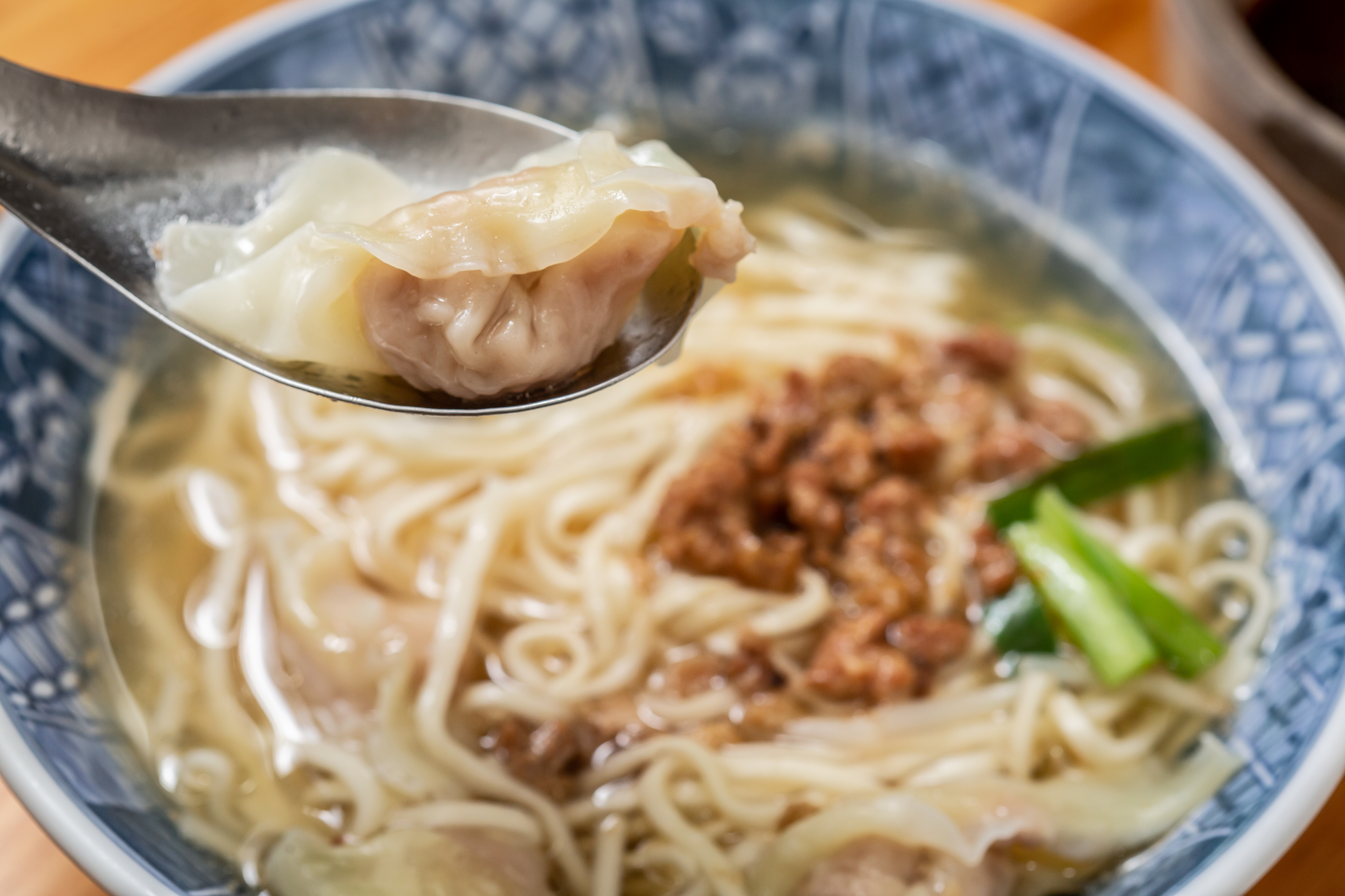 「老何麵担」的餛飩湯麵，餛飩小巧鮮甜，調味得宜。（40元／碗）