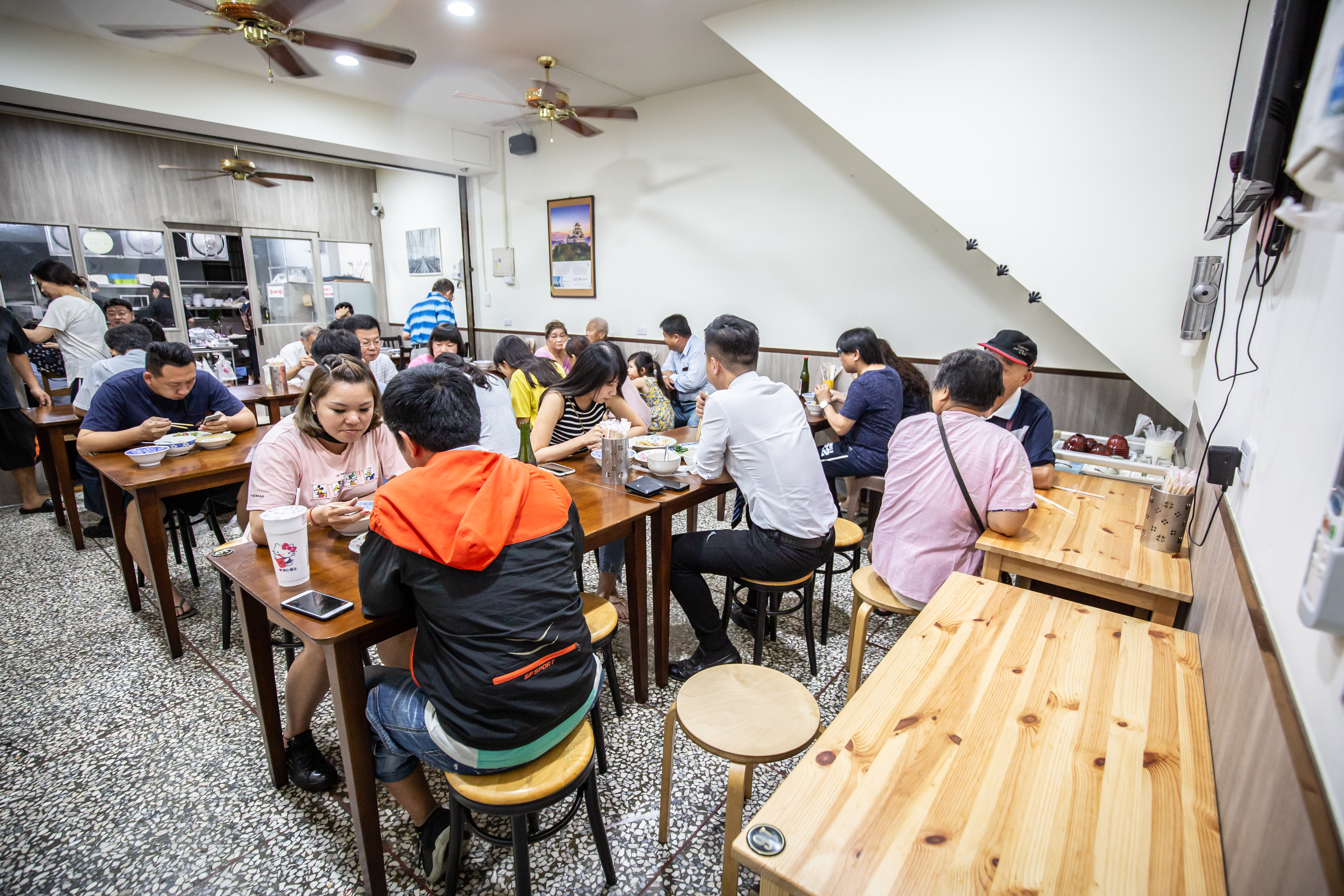 「老何麵担」經過整修後，乾淨明亮的店面，人潮川流不息。