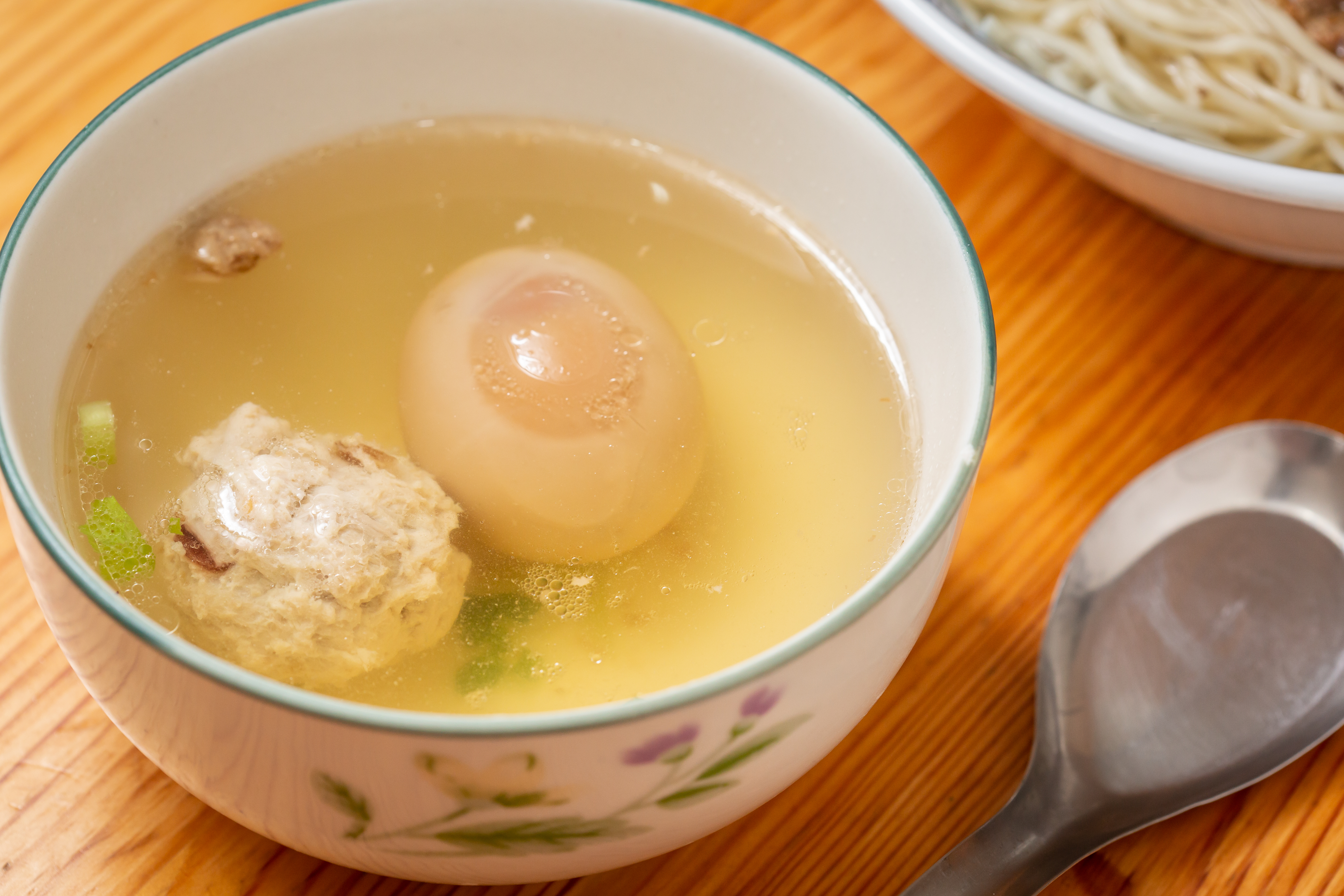 南投著名的「丸子滷蛋湯」，自家製的丸子很講究。（20元／碗）