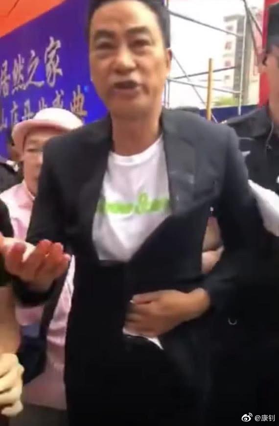 任達華被刺傷之後驚甫未定。 （翻攝自微博）