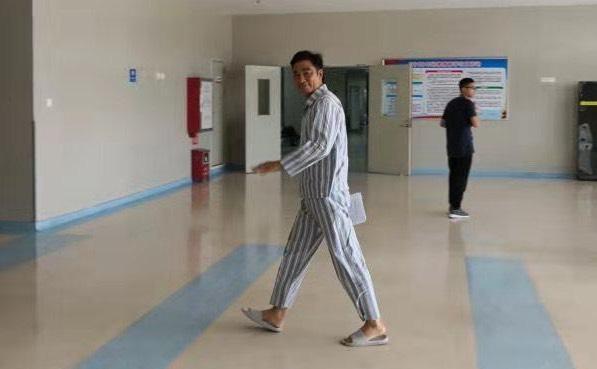 任達華已能在醫院自行走動並面露微笑。（人人娛樂CEO廖寶軍提供）