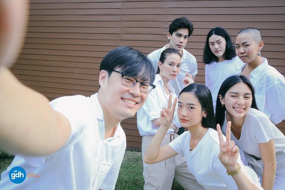 開鏡儀式上，納瓦波坦榮瓜塔納利先拍下自拍照。（攝自GDH臉書）