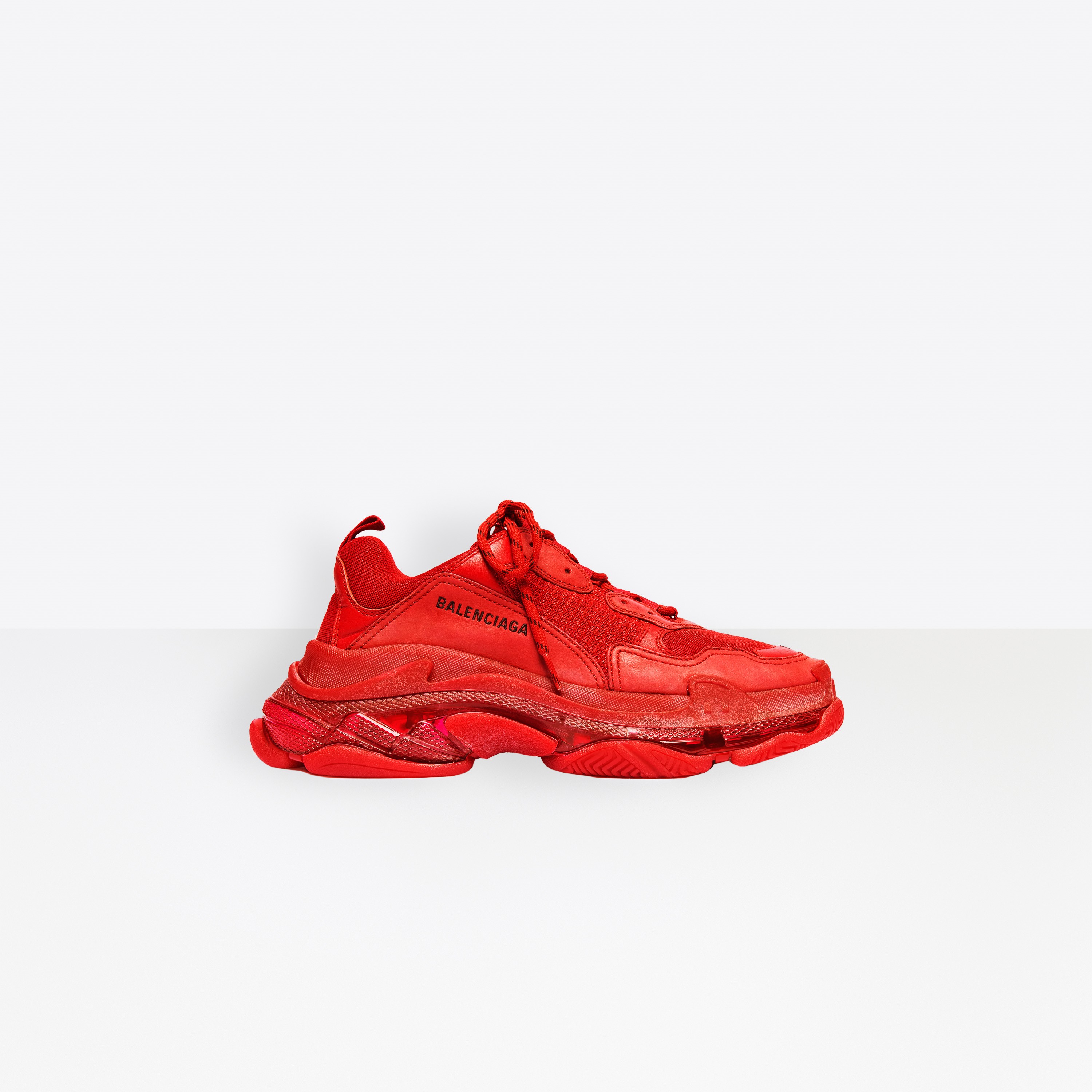 TRIPLE S CLEAR SOLE復古運動鞋。NT$33,000（BALENCIAGA提供）