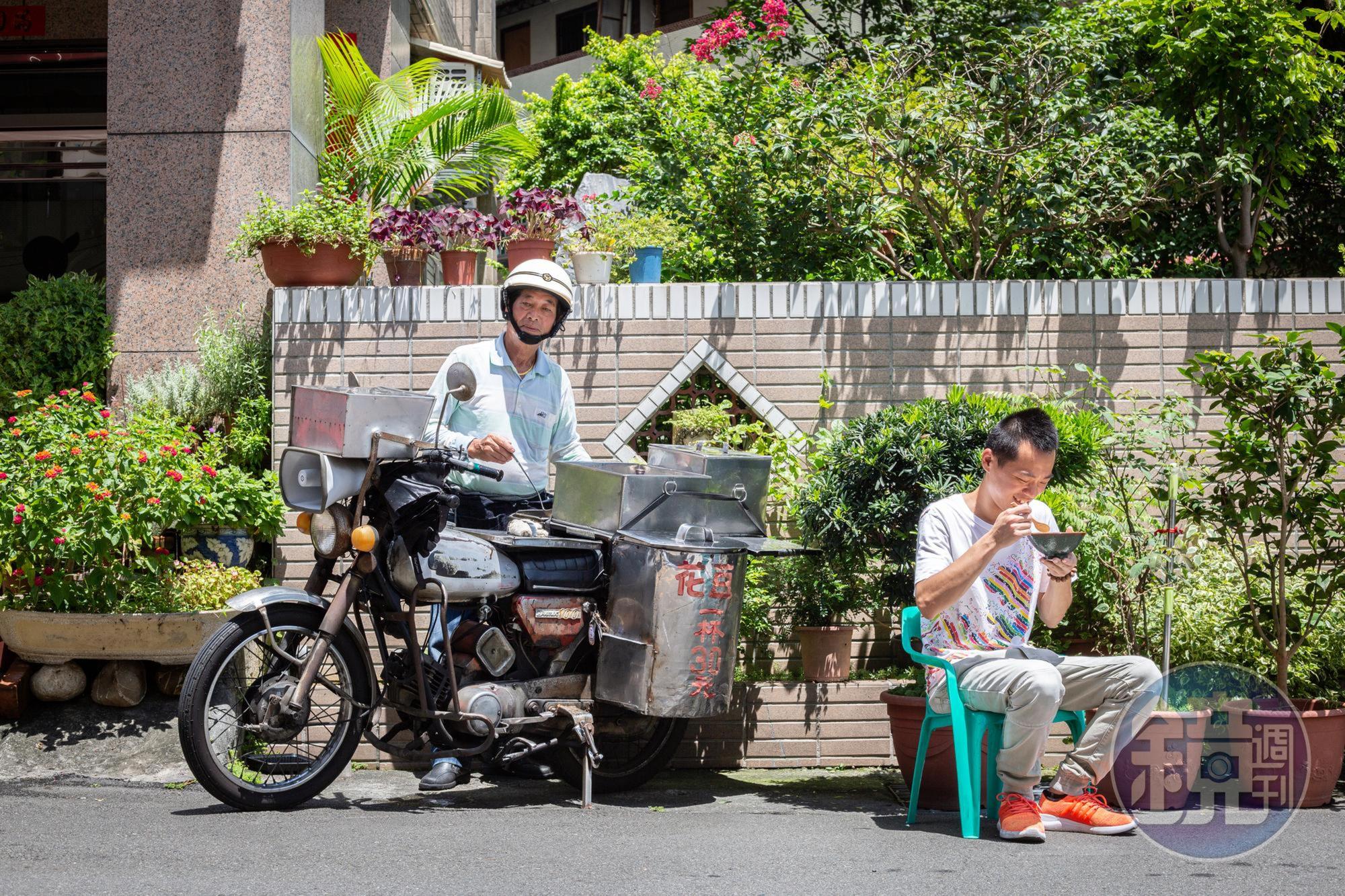 每天會經過蕭淳元家的豆花伯,騎古董機車繞行南投。