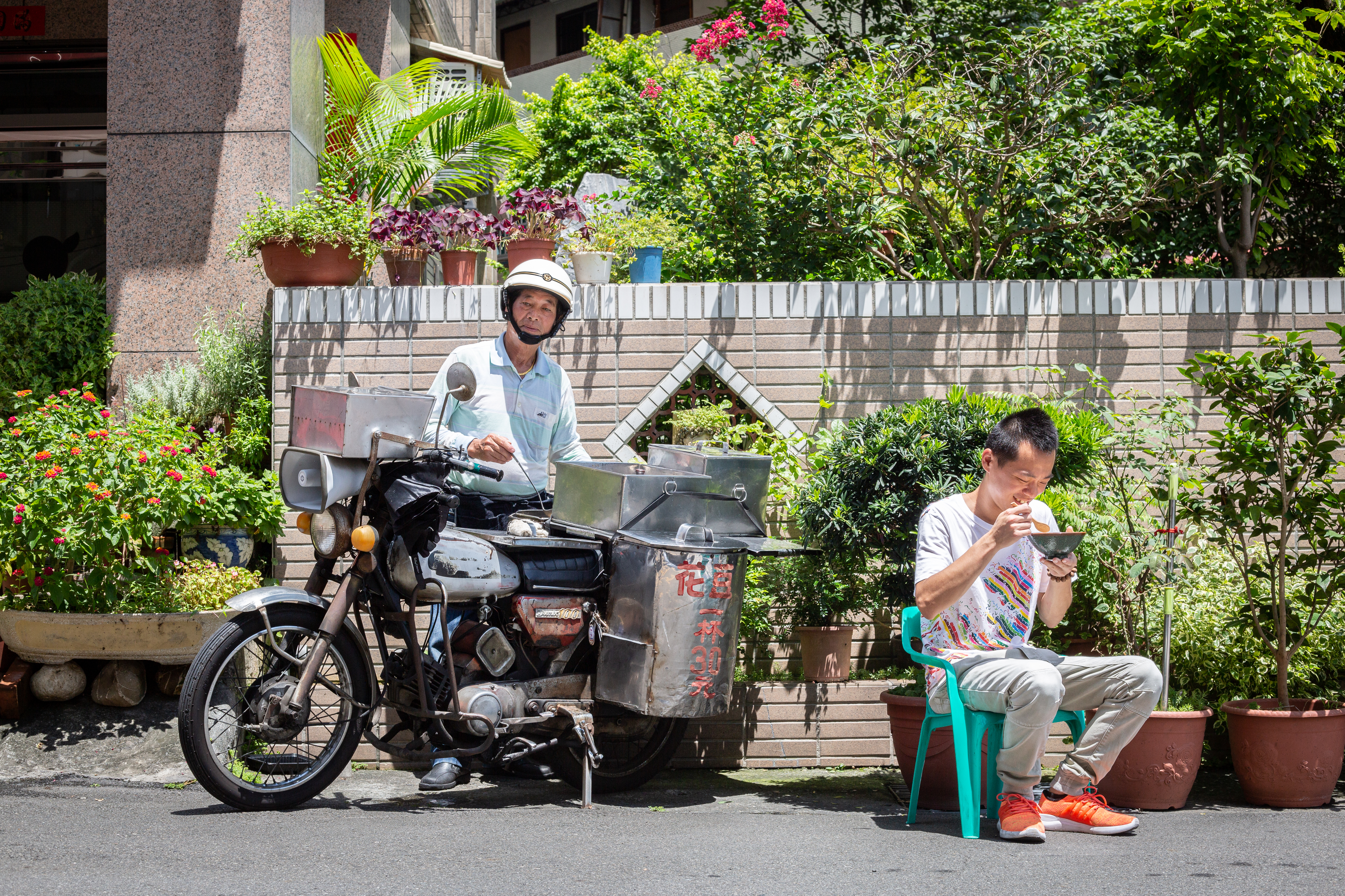每天會經過蕭淳元家的豆花伯，騎古董機車繞行南投。
