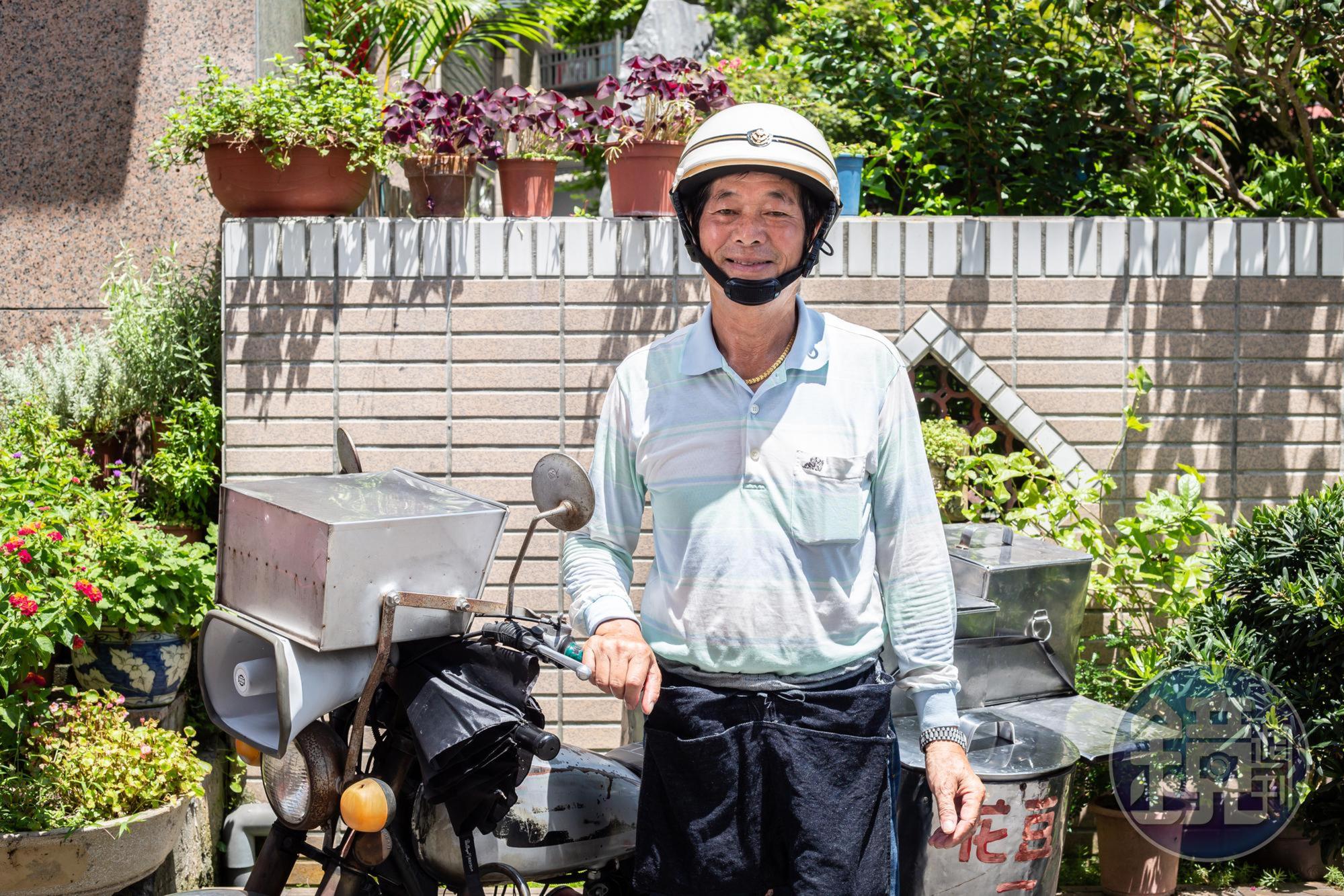 笑容靦腆的豆花伯總是戴著白色的警用安全帽。
