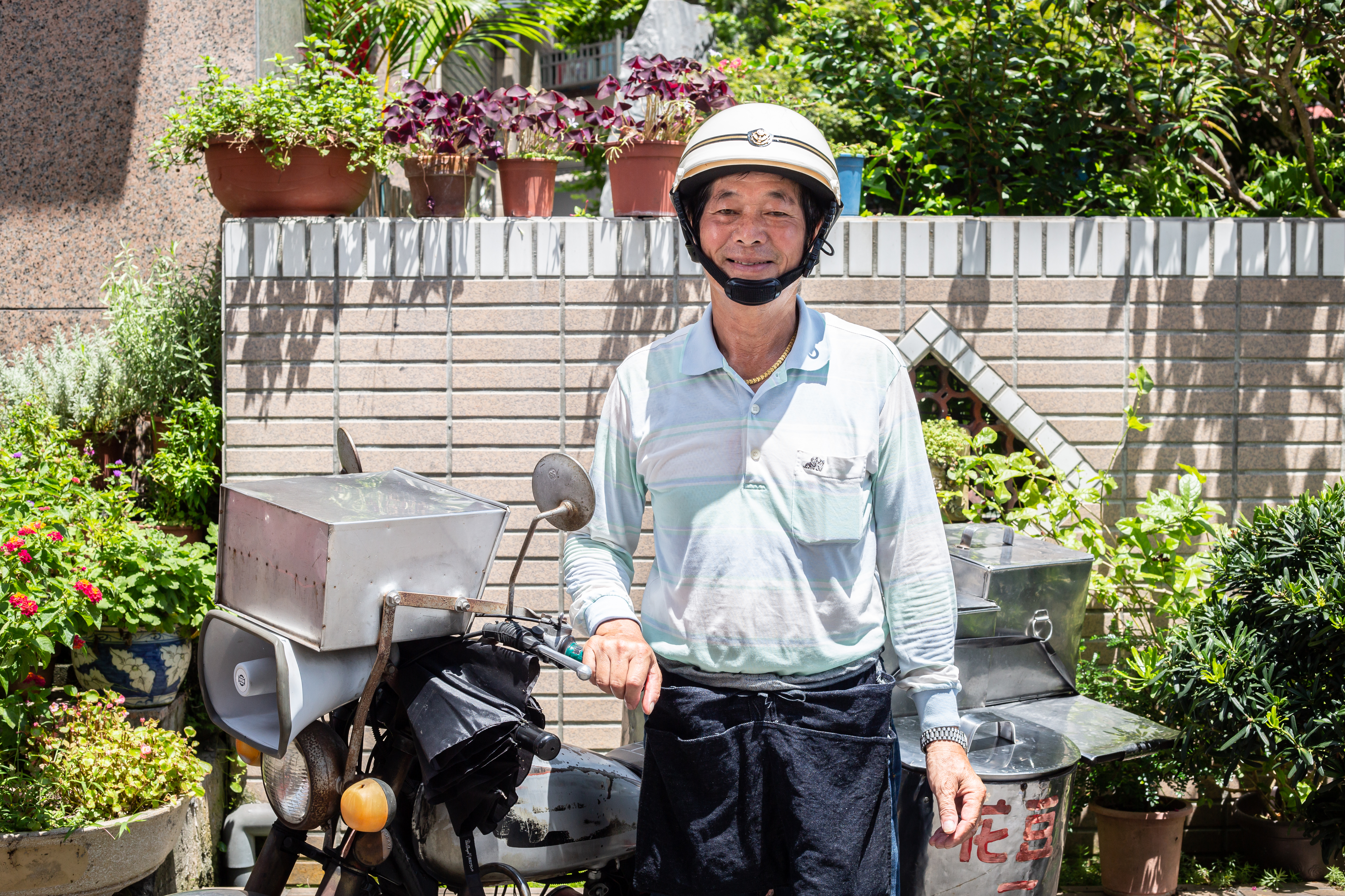 笑容靦腆的豆花伯總是戴著白色的警用安全帽。