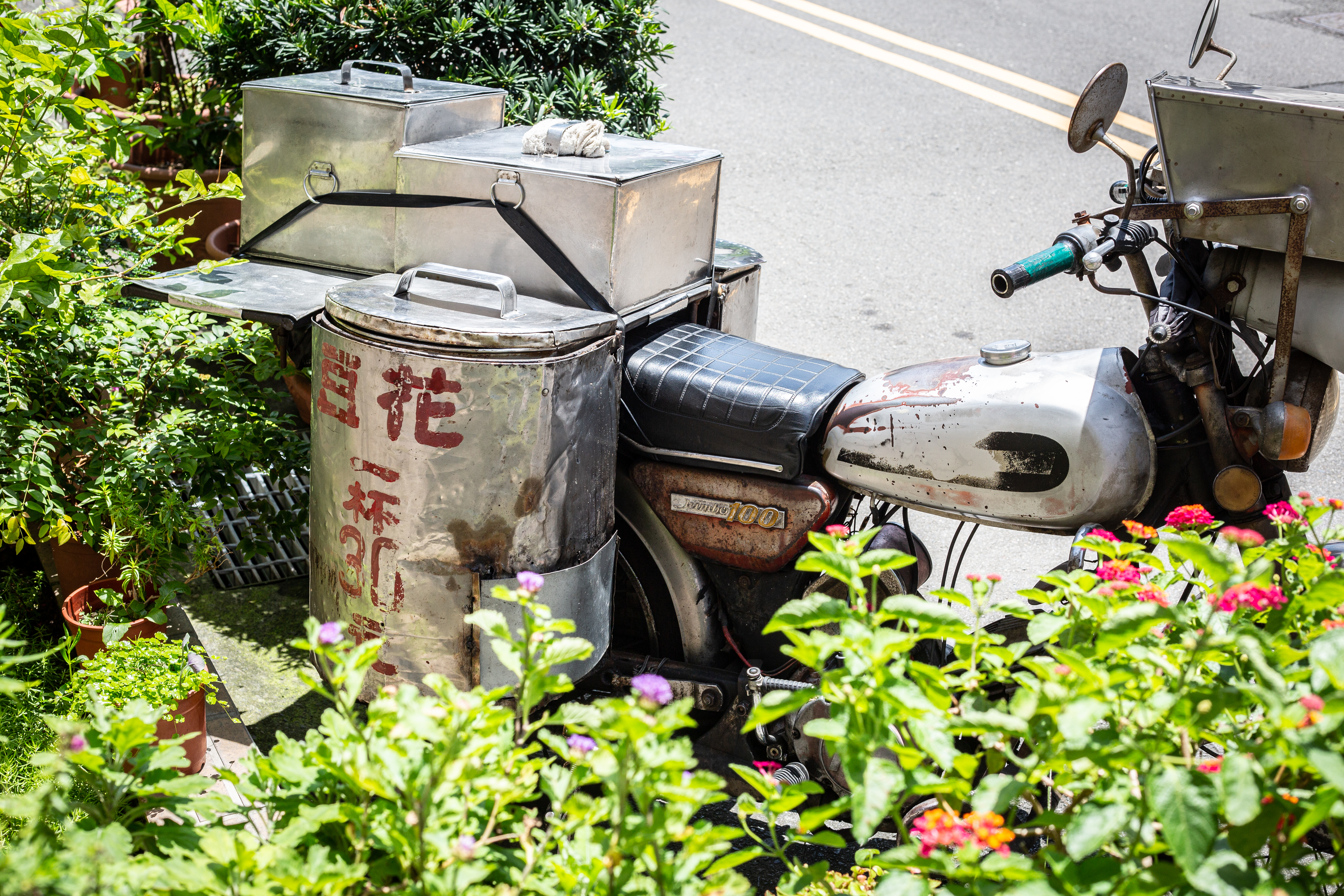 富士Jumbo100古董機車改裝的豆花車，已有46年歷史。