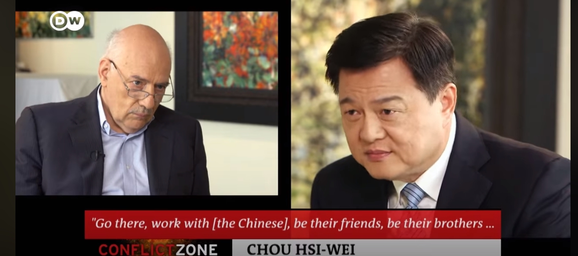 周錫瑋接受《德國之聲》訪問，認為只要不支持台灣獨立，就不會被中國攻擊。（翻攝德國之聲臉書影片）