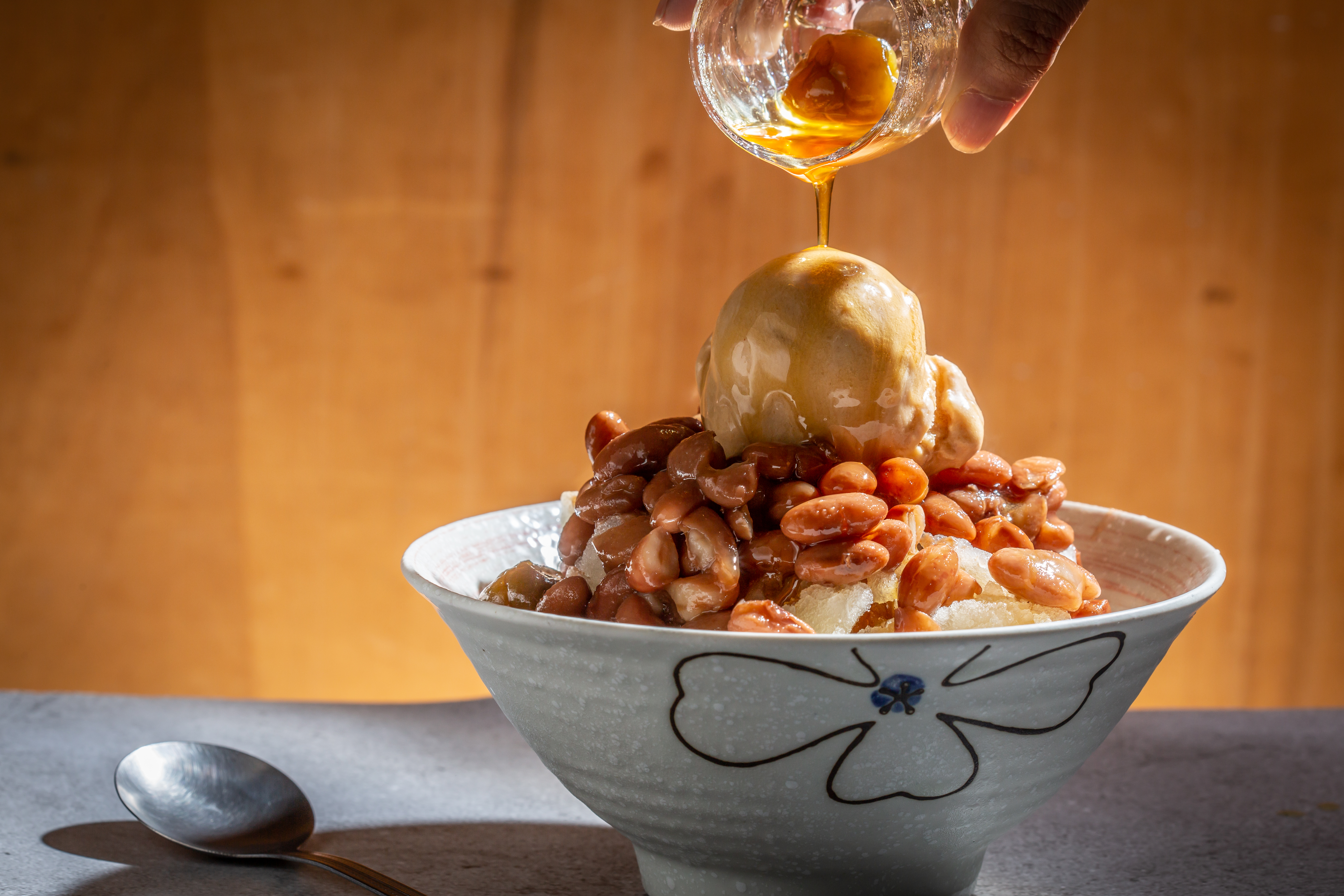 德意冰坊的「招牌德意冰」以蜜花豆、花生冰淇淋及酸梅汁搭配綿綿冰，酸甜生津。（50元／碗）