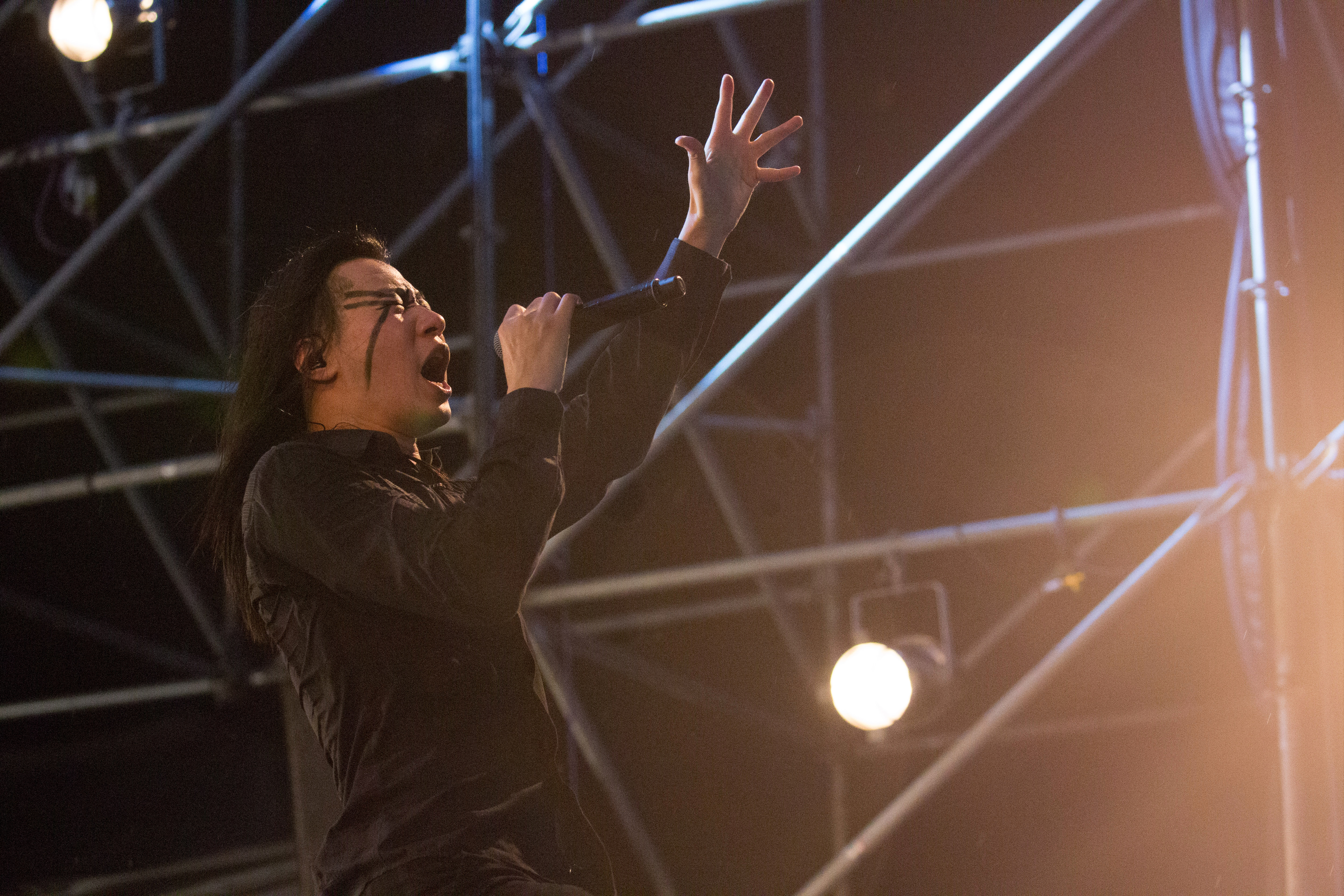 閃靈的曲風不只黑金屬,還有濃濃的台味。