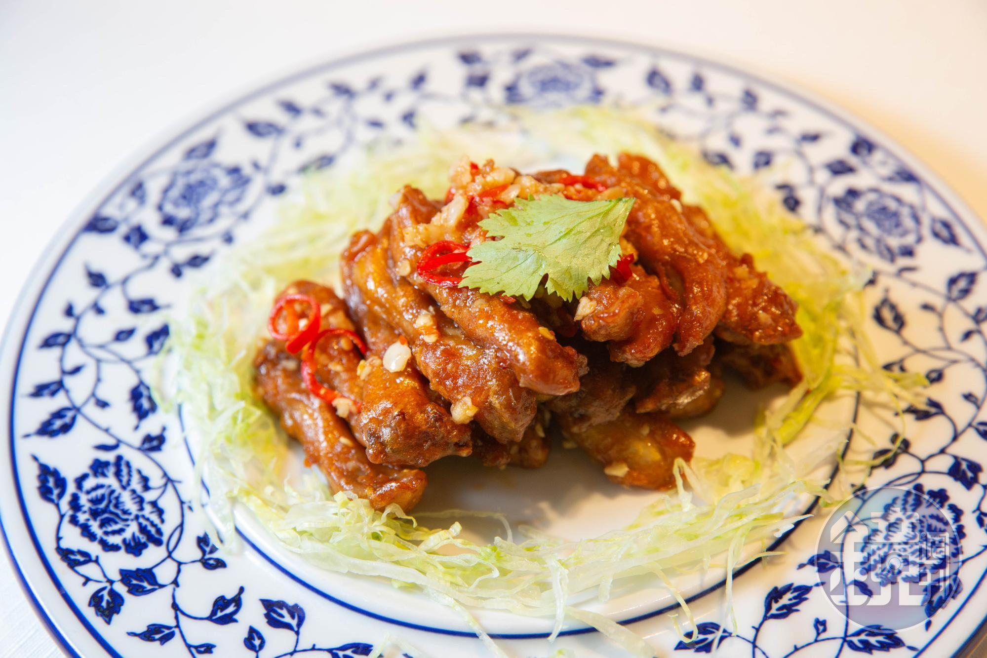 椒鹽鴨舌麻辣鮮香,令人吮指回味。