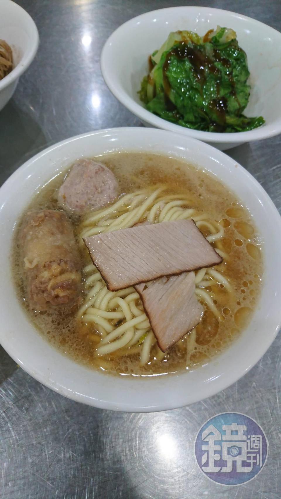 麵哥麵嫂的招牌切仔麵有2片叉燒肉、手工招牌雞捲跟肉丸子各一顆。