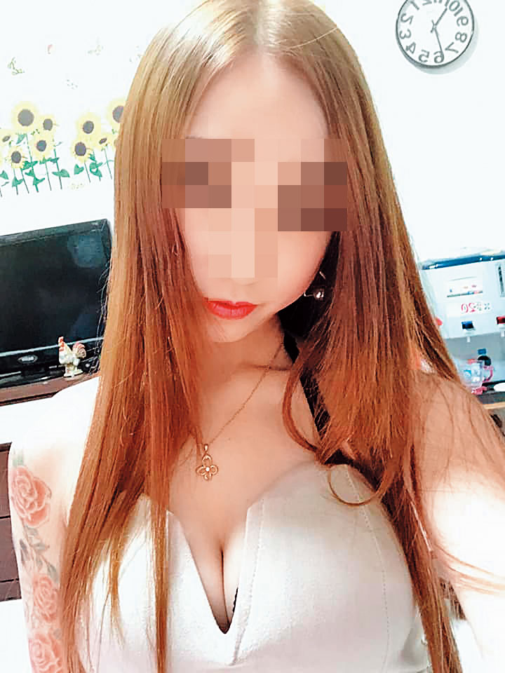 17歲的少女小珍平常穿著性感，打扮超齡。（翻攝臉書）