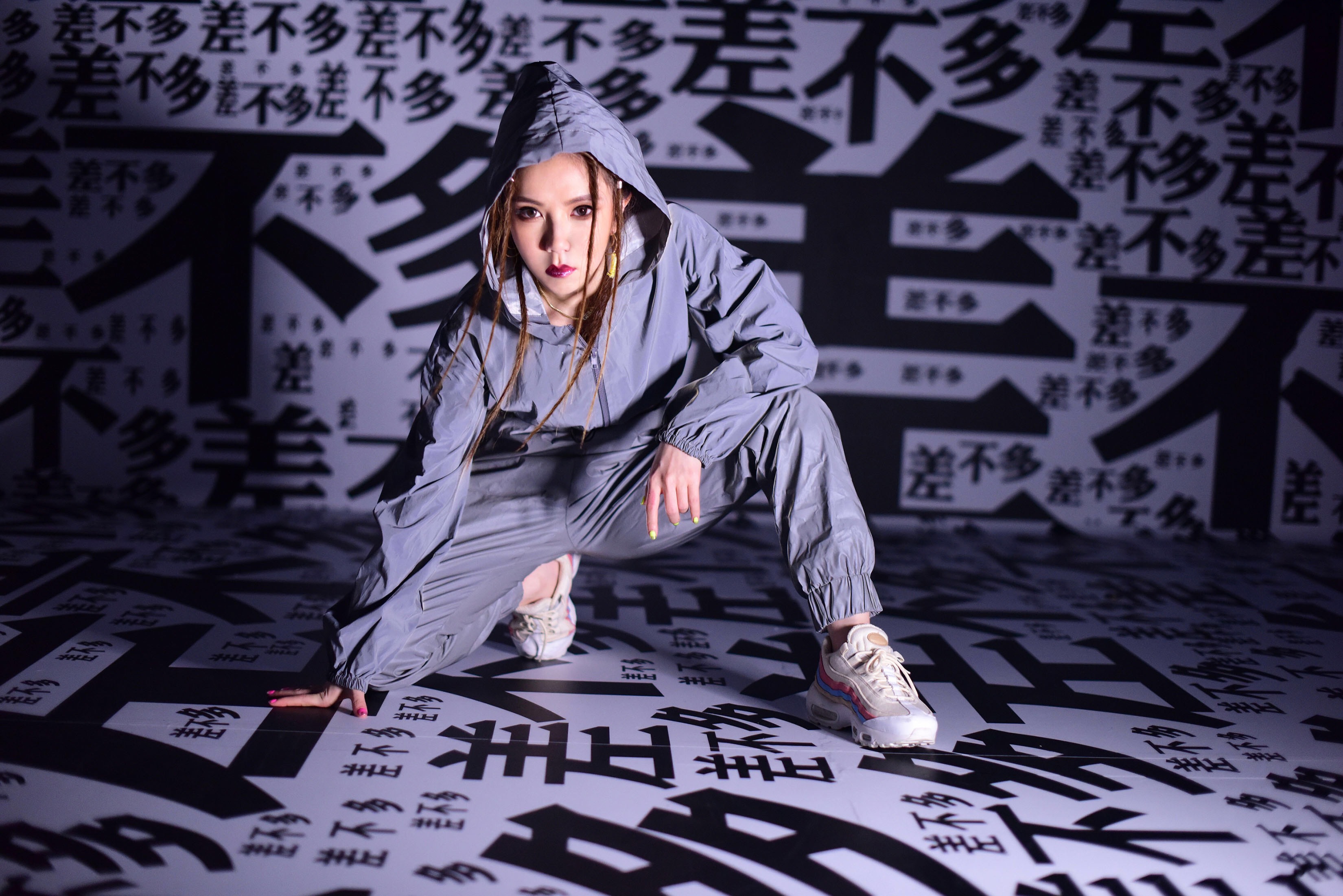 鄧紫棋（G.E.M.）藉新歌〈差不多姑娘〉，向熱狗（MC HogDog）的〈差不多先生〉致意。