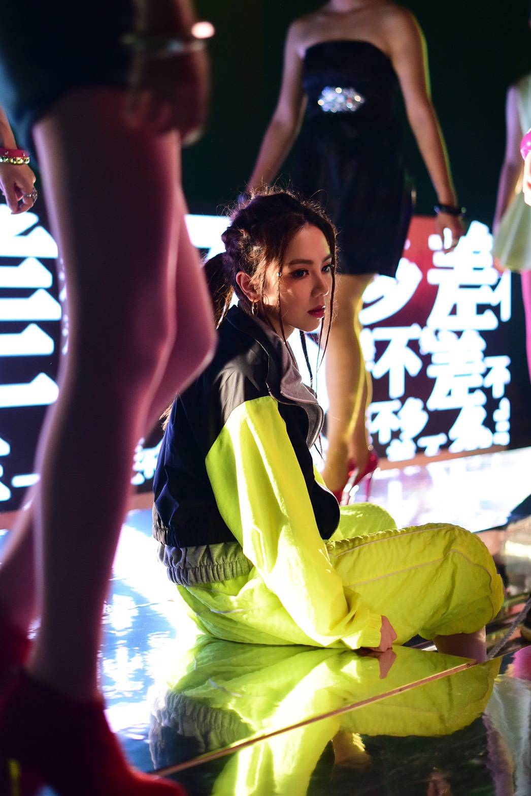 鄧紫棋拍新歌〈差不多姑娘〉MV，從中午一直拍到隔天早上9點才收工。（G Nation Ltd提供）