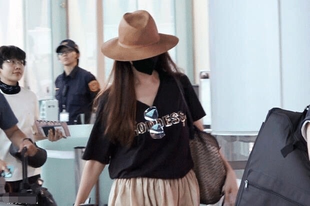 林志玲現身機場，戴一頂帽子加上黑色大口罩，將臉部包住卻遮不住腰圍。（摘自微博）