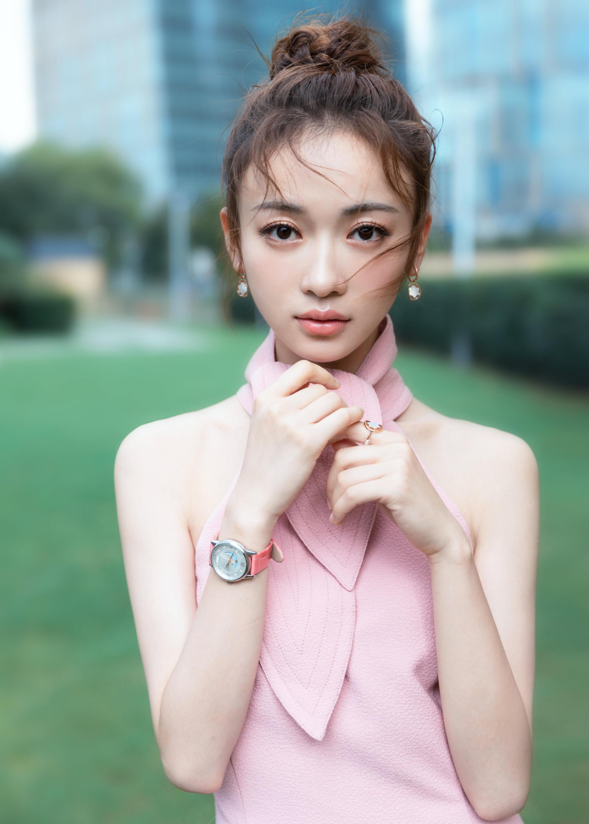 吳謹言楚楚可憐的神態與禮服色調,感覺似乎是以少女路線為主打。(萬寶龍提供)