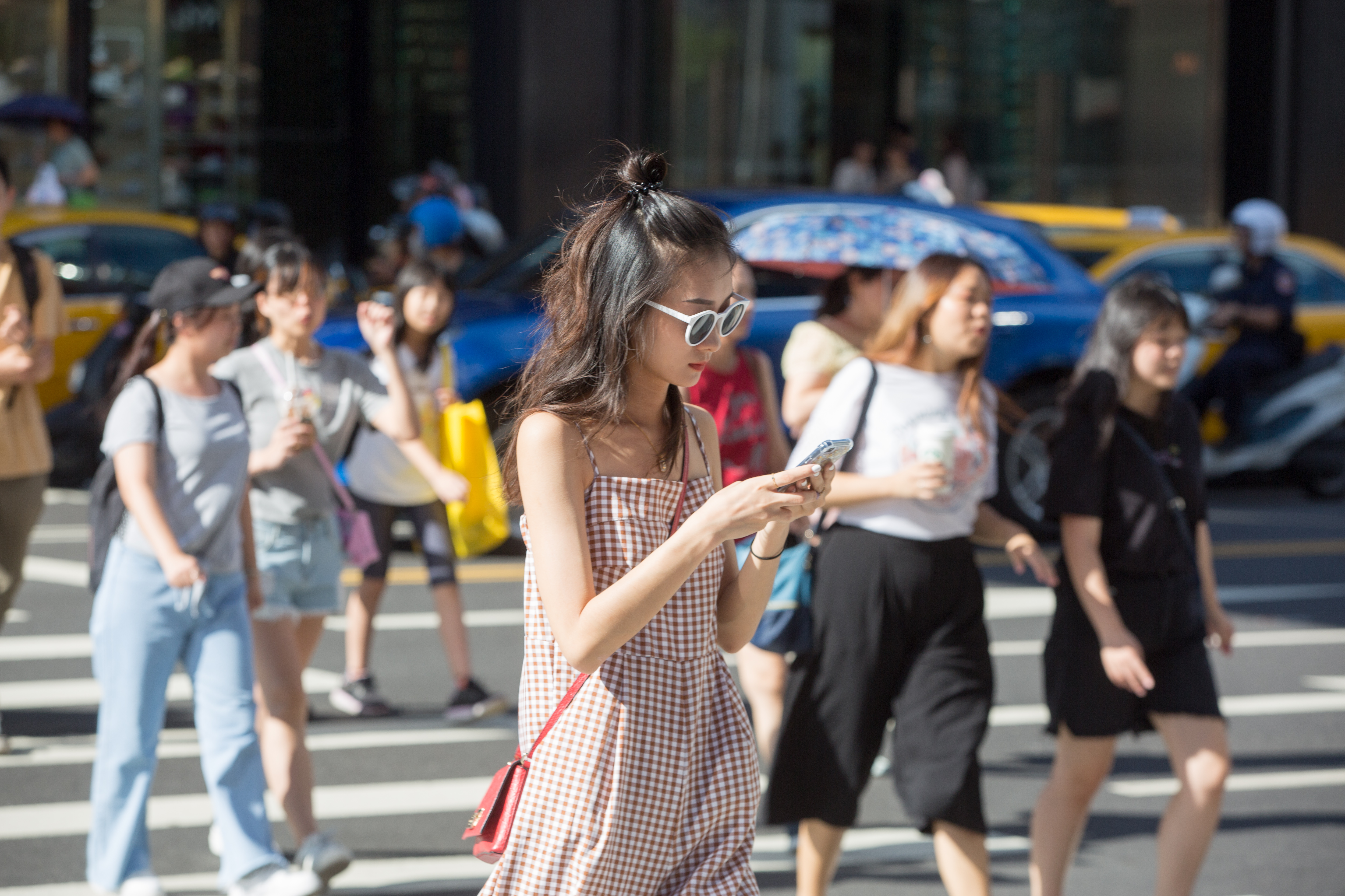 雙北市及桃園高溫飆到35度，中央氣象局針對台北盆地發布高溫「橙色燈號」。